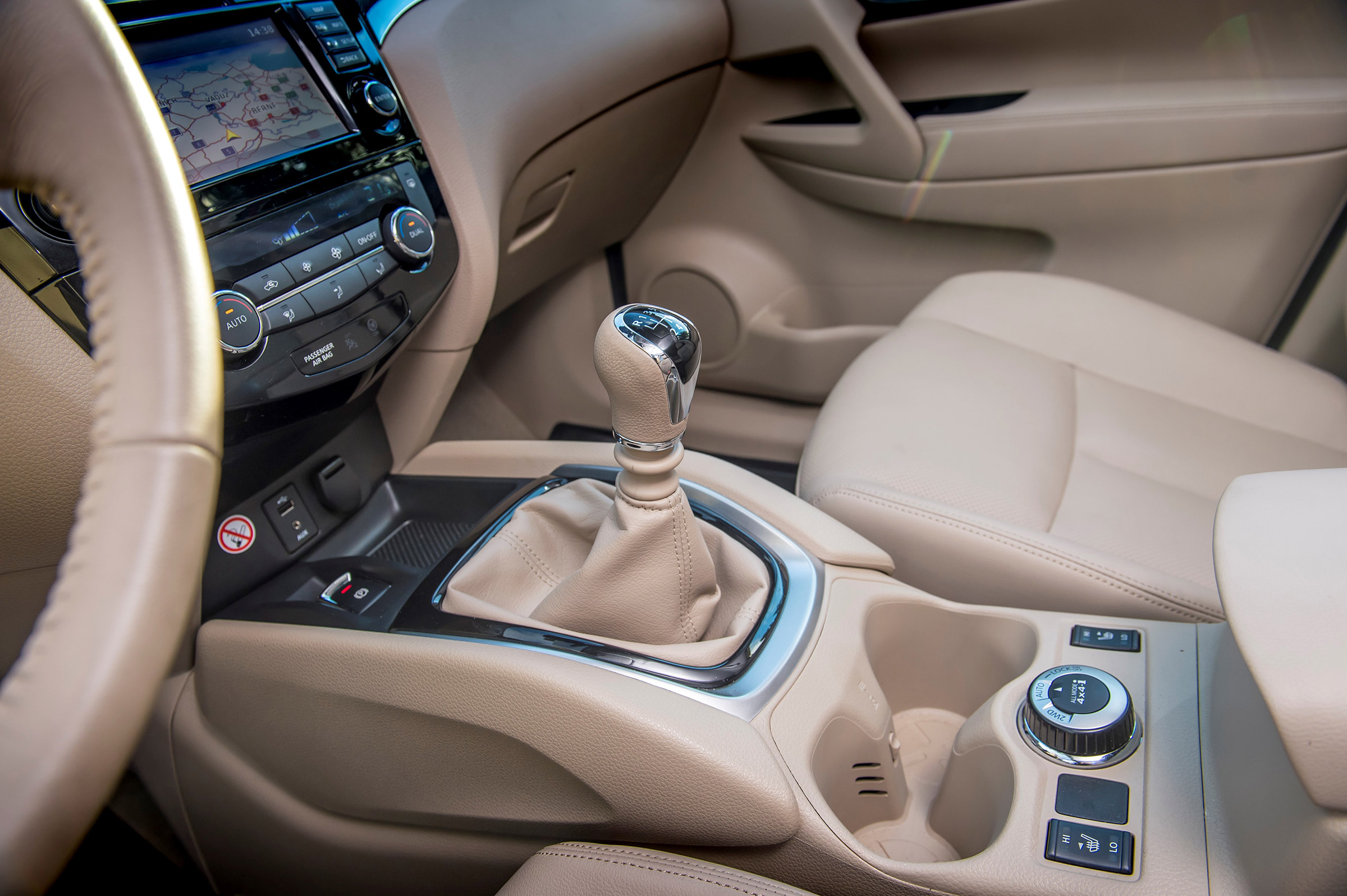 Nissan X-Trail 2.0 diesel - interior