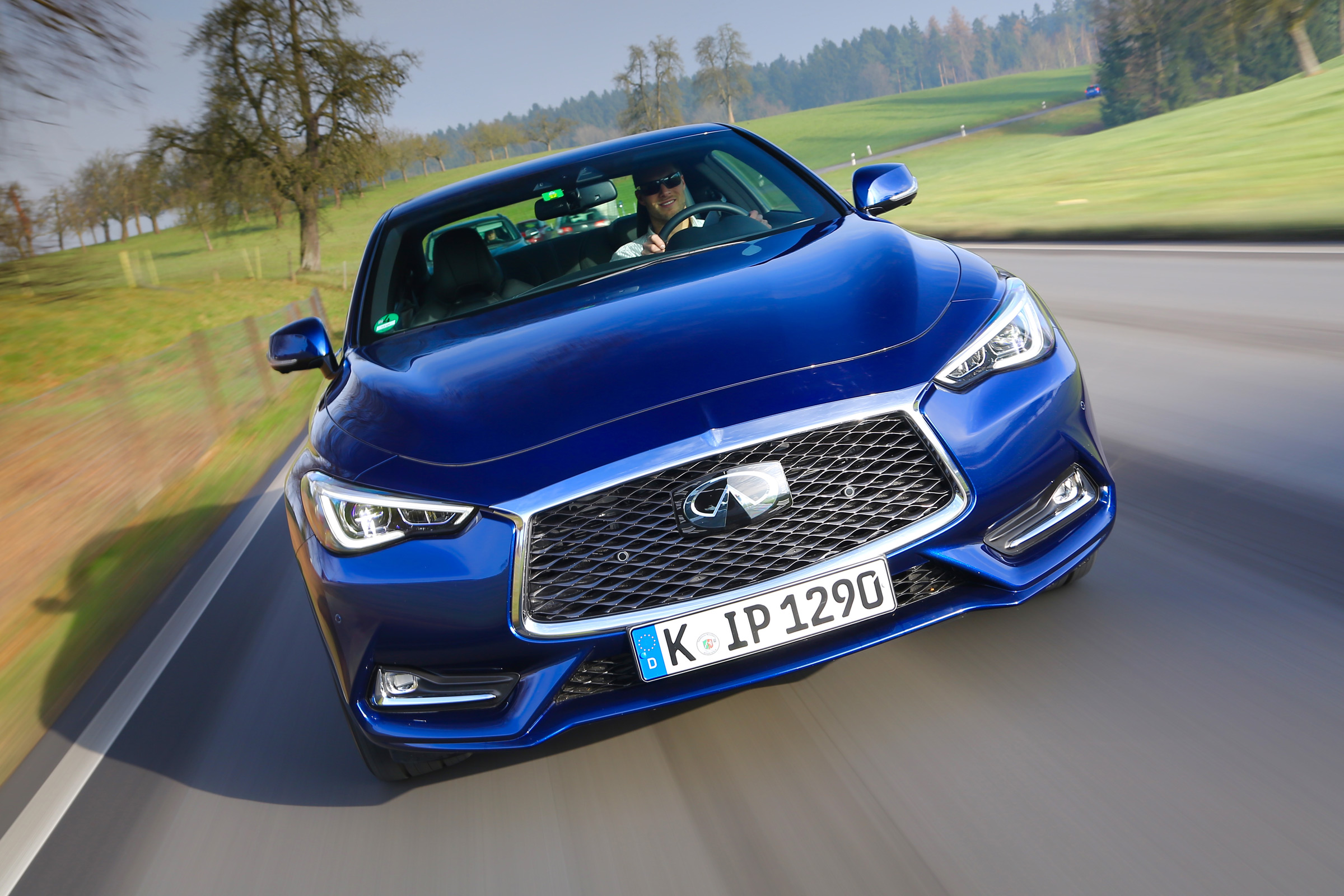 Infiniti Q60 - front tracking 2