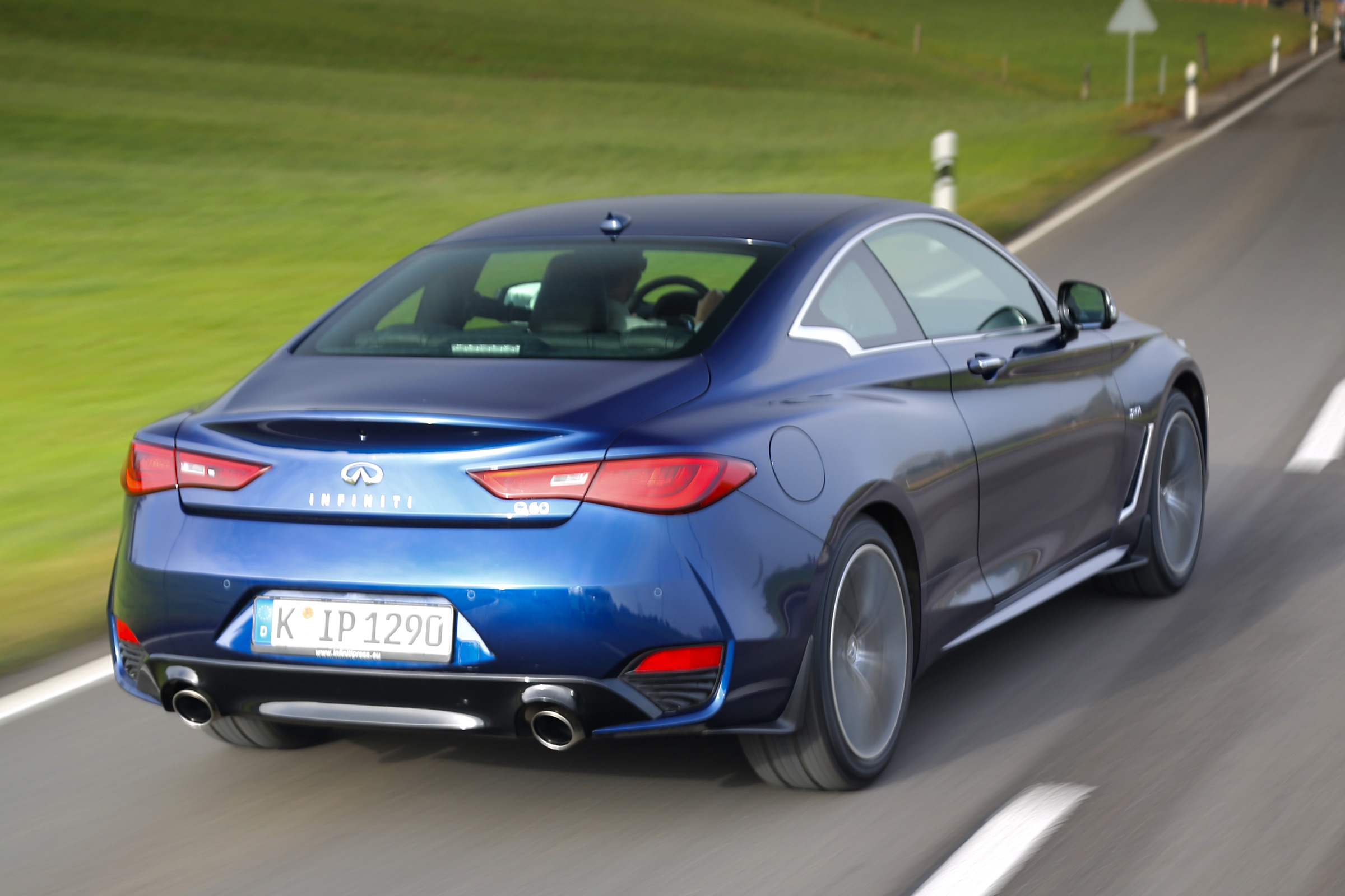 Infiniti Q60 - rear tracking