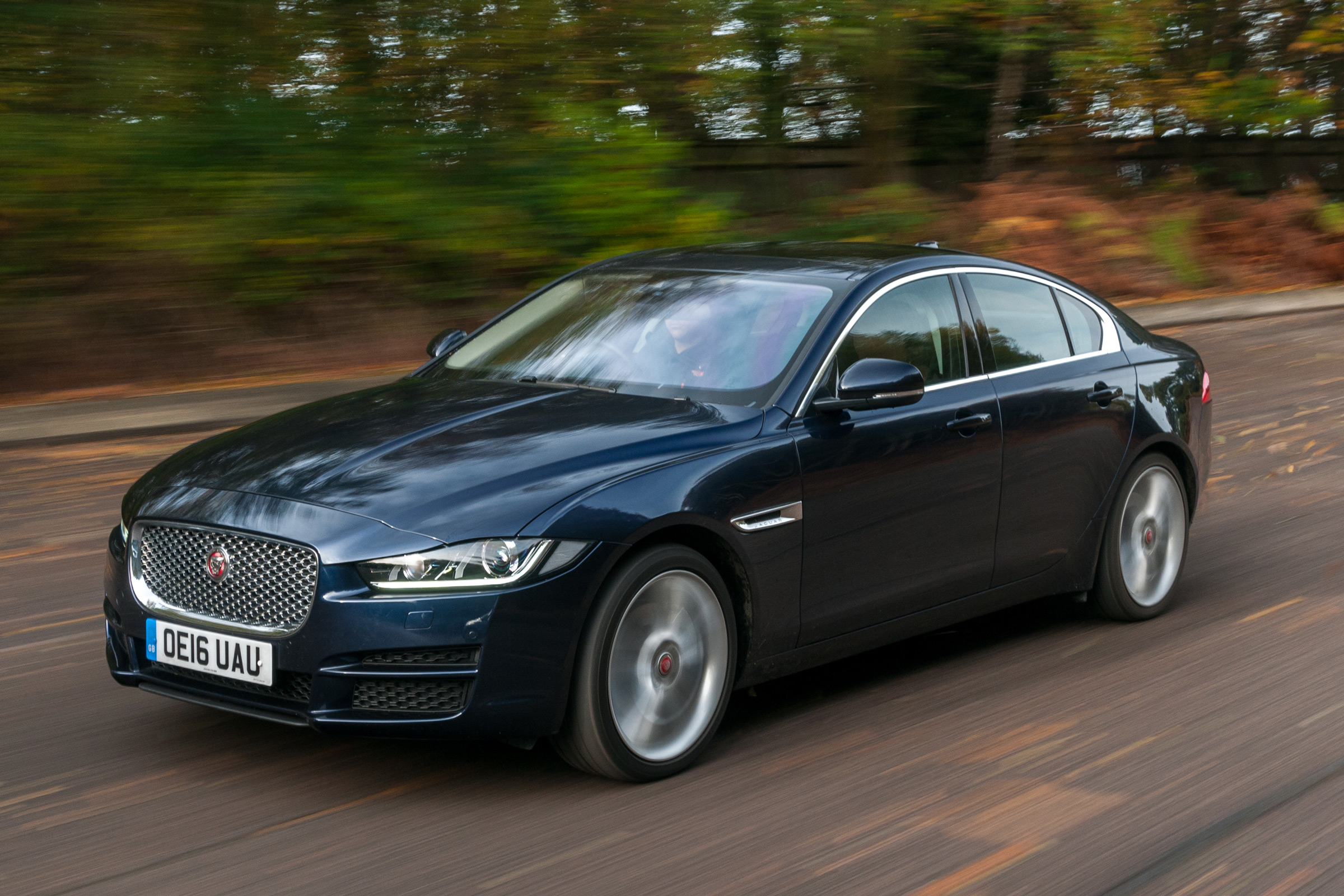 Jaguar XE - front tracking