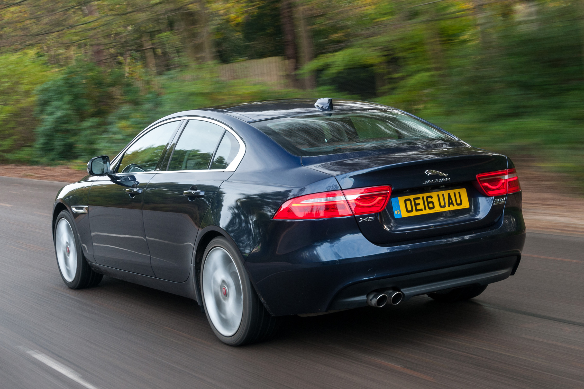 Jaguar XE - rear tracking