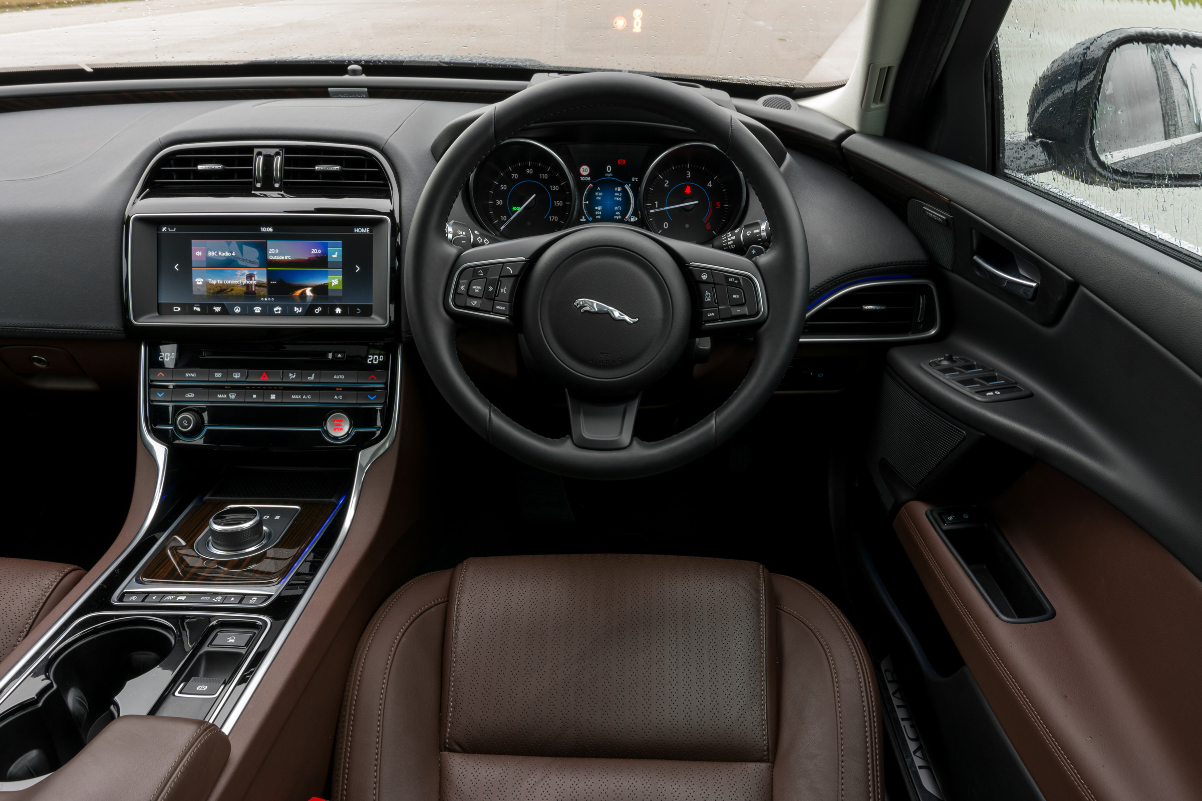 Jaguar XE - interior