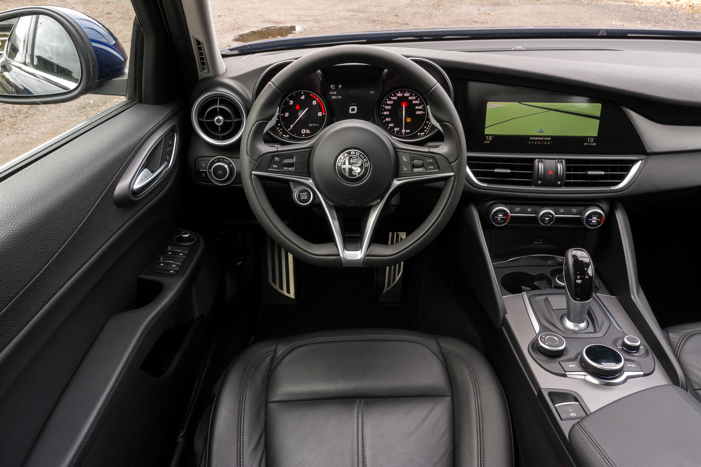 Alfa Romeo Giulia - interior