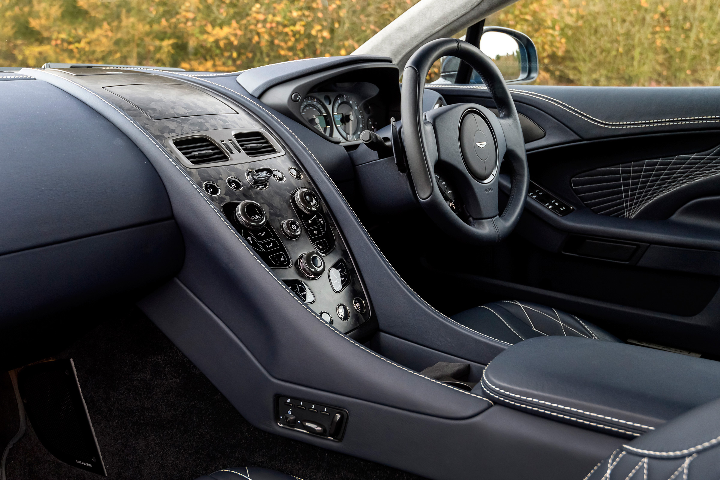 Aston Martin Vanquish S - interior