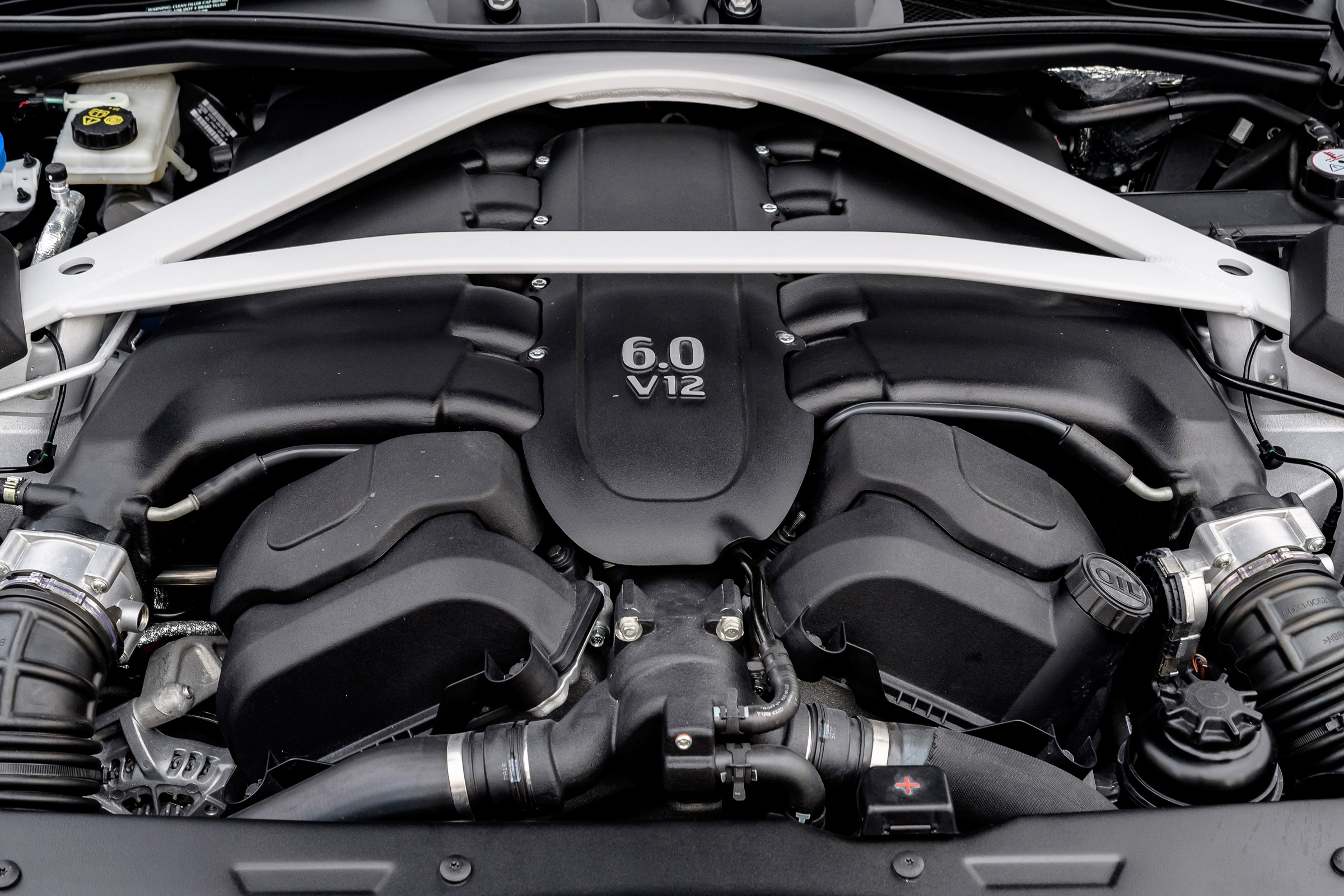 Aston Martin Vanquish S - engine