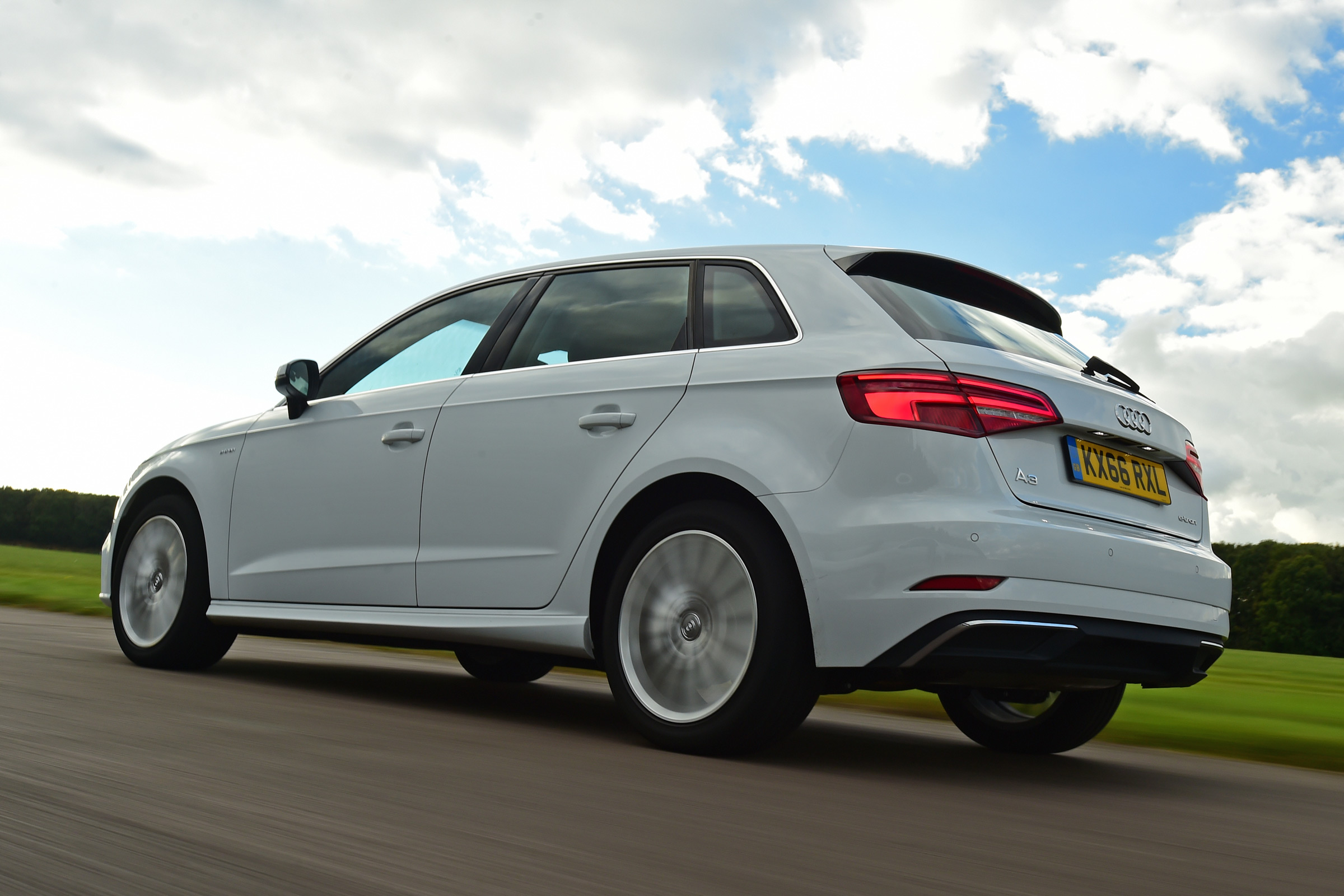 Audi A3 e-tron - rear tracking