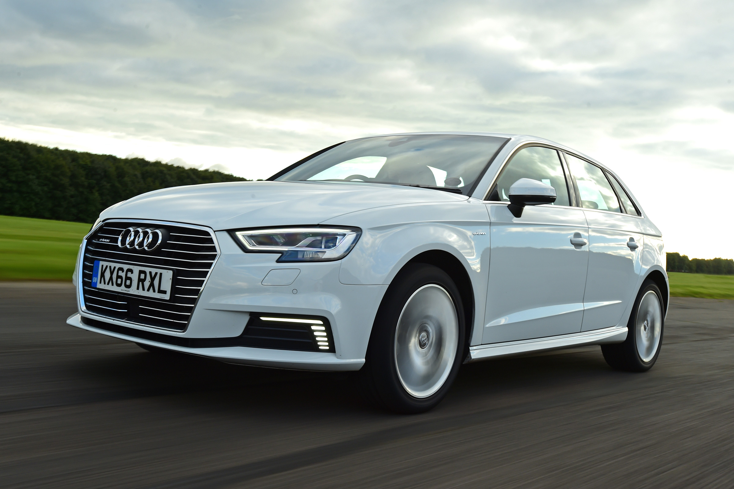 Audi A3 e-tron - front tracking