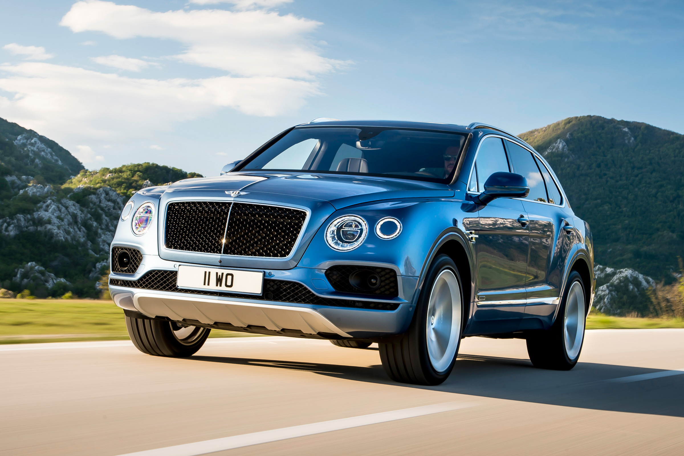 Bentley Bentayga Diesel - front tracking 2
