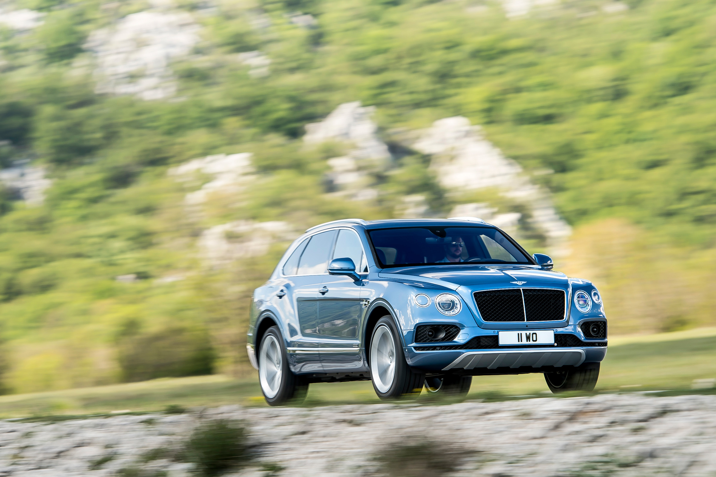 Bentley Bentayga Diesel - front tracking 3
