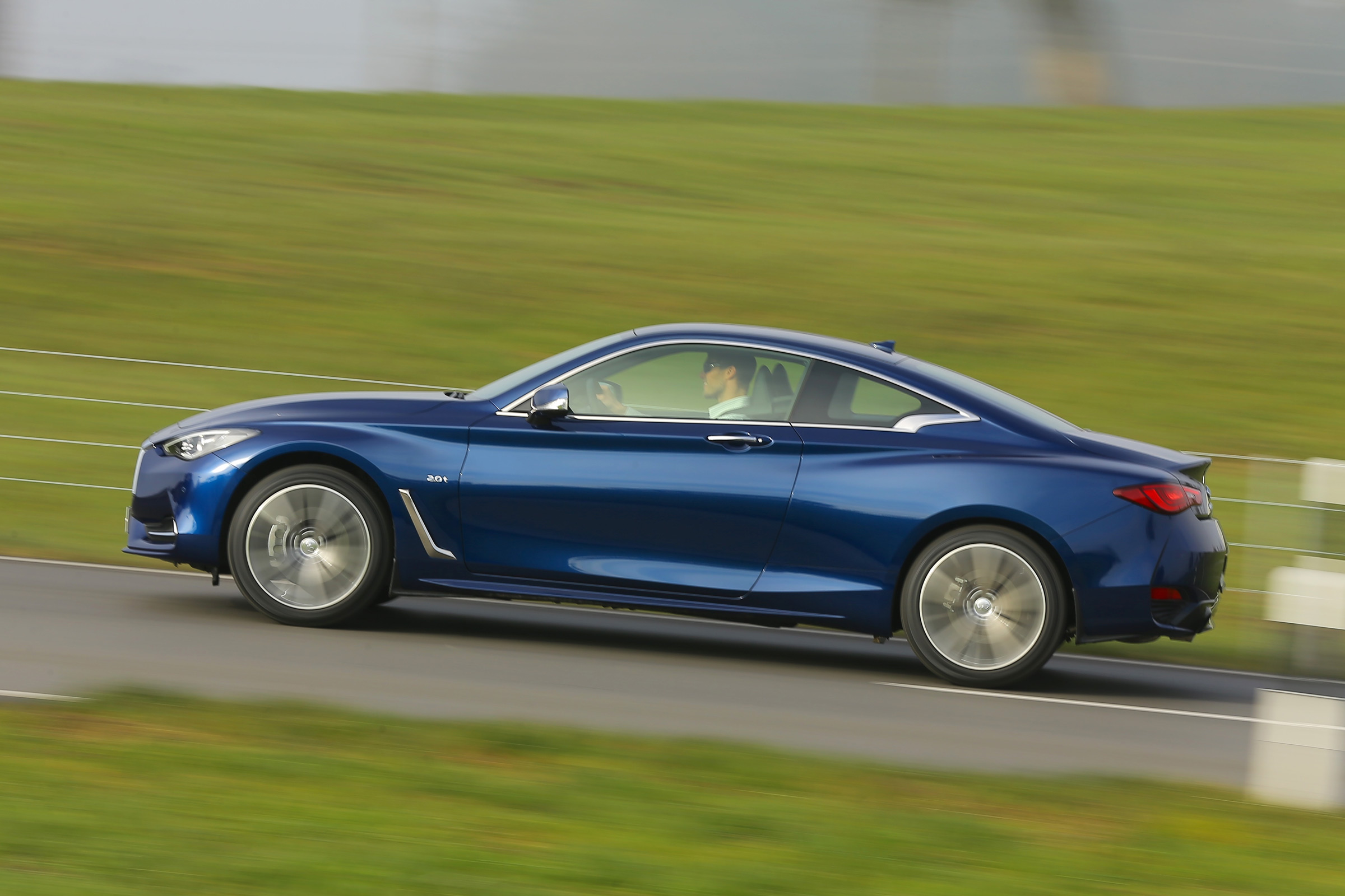 Infiniti Q60 - side tracking