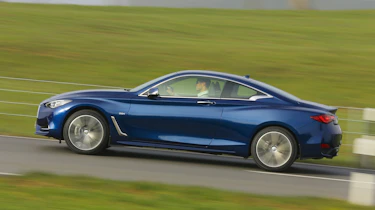 Infiniti Q60 - side tracking