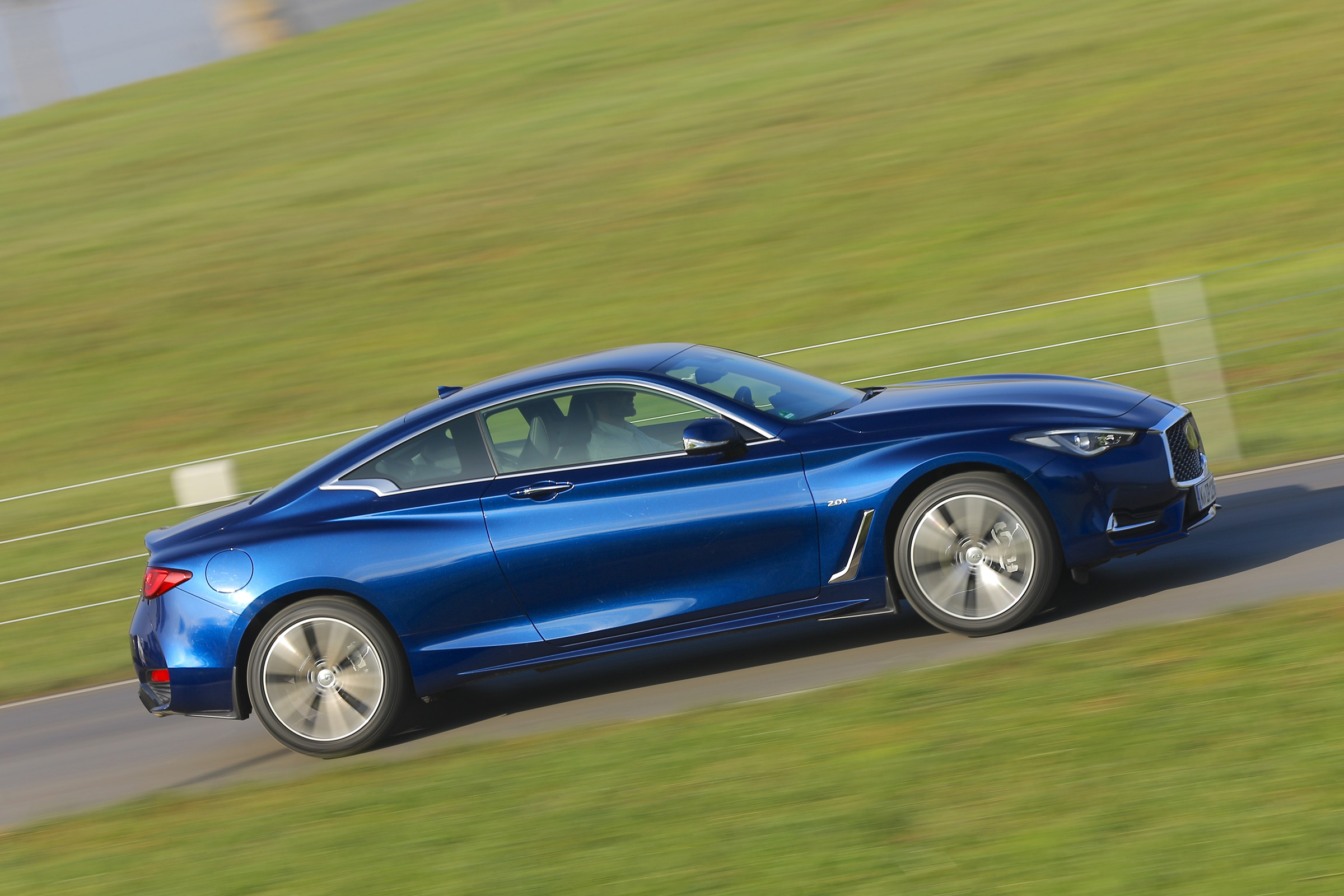 Infiniti Q60 - side tracking
