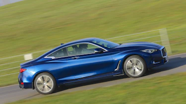 Infiniti Q60 - side tracking