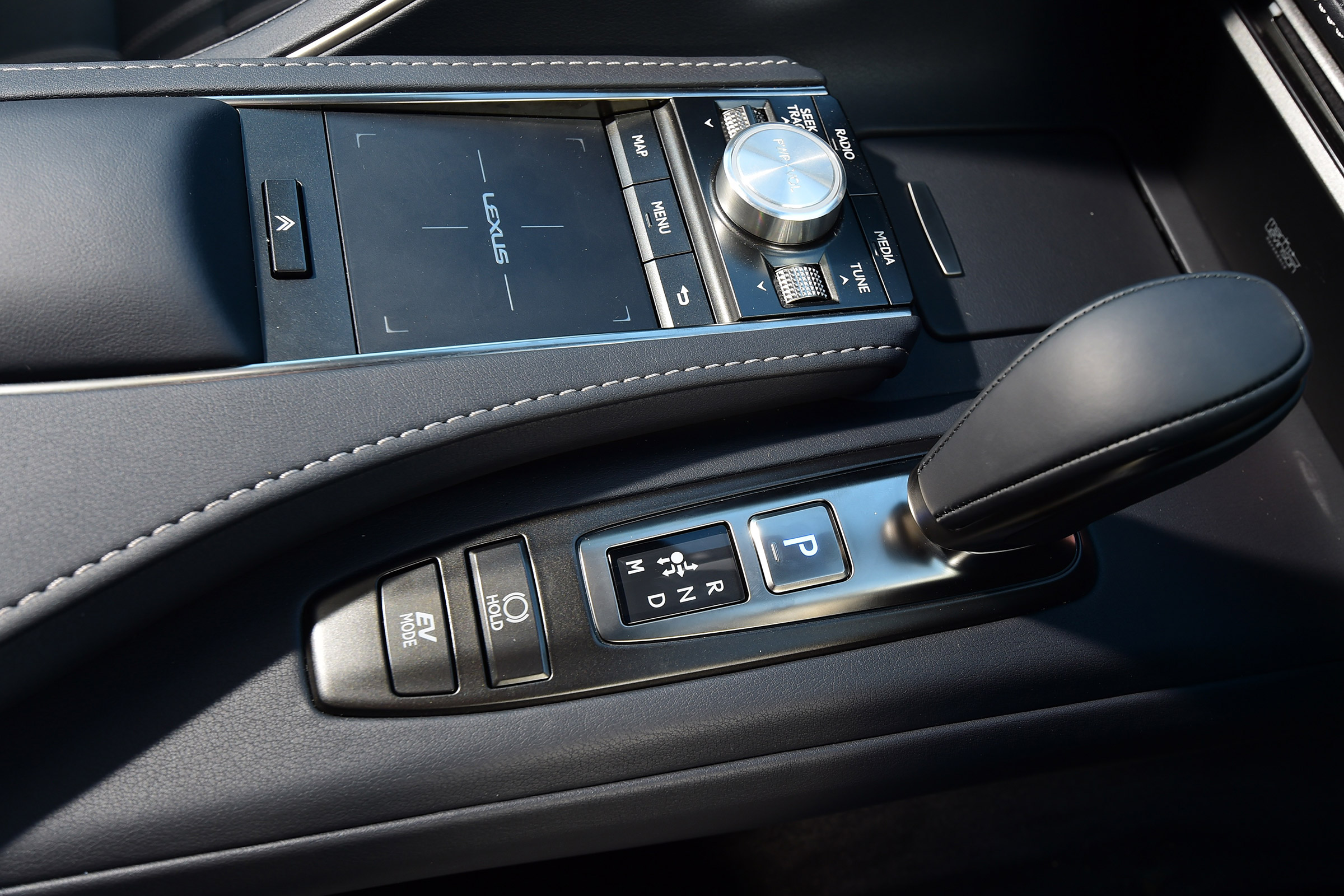 Lexus LC 500h - centre console