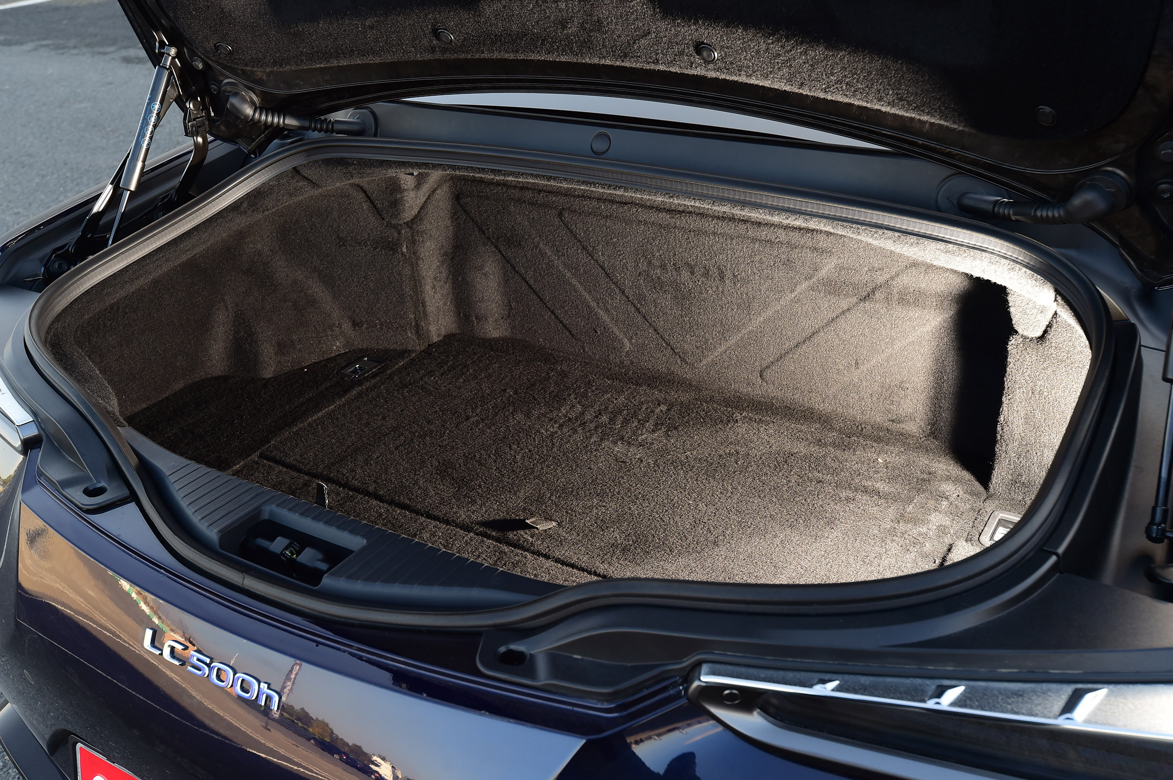 Lexus LC 500h - boot