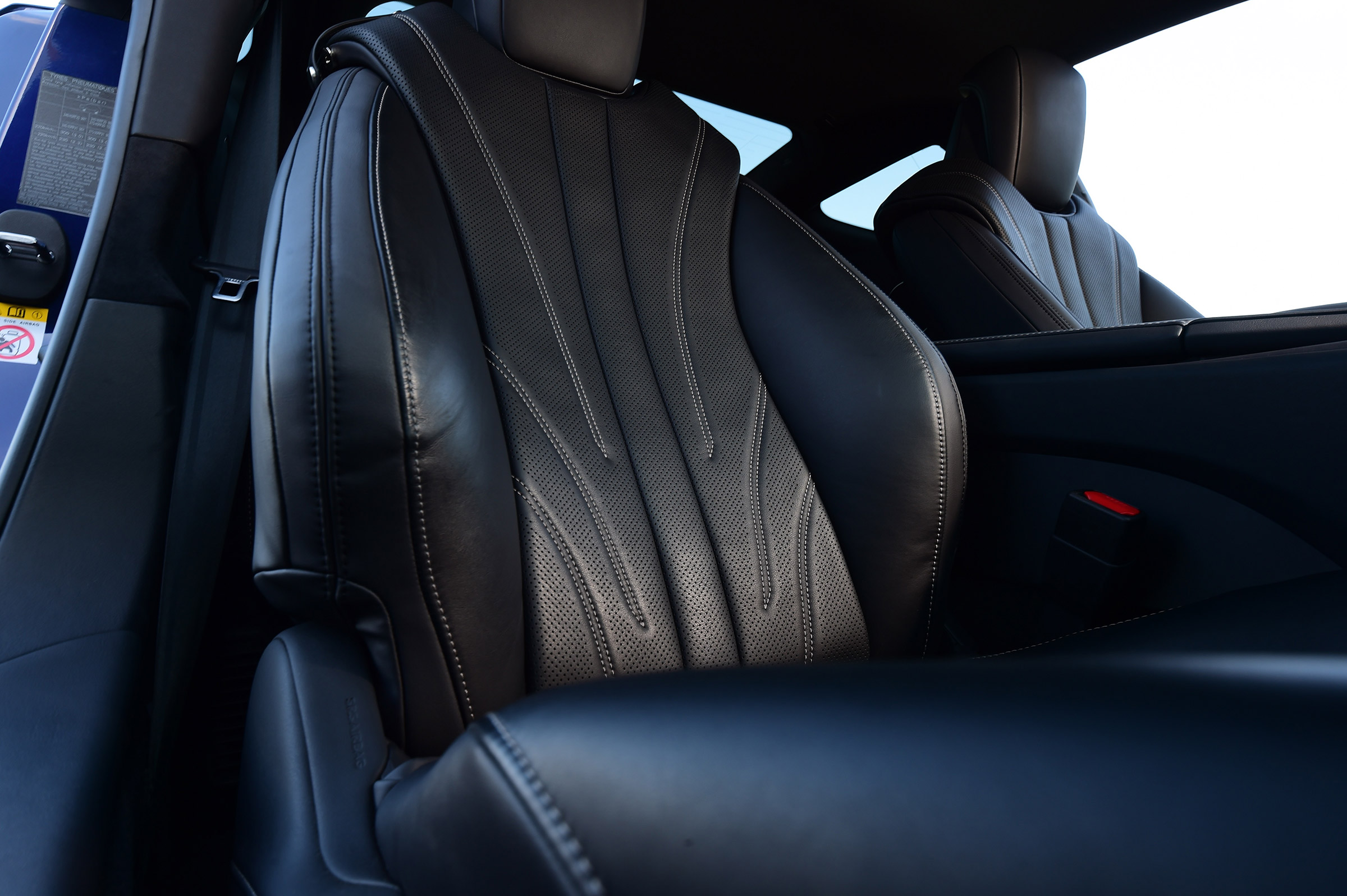 Lexus LC 500h - front seats