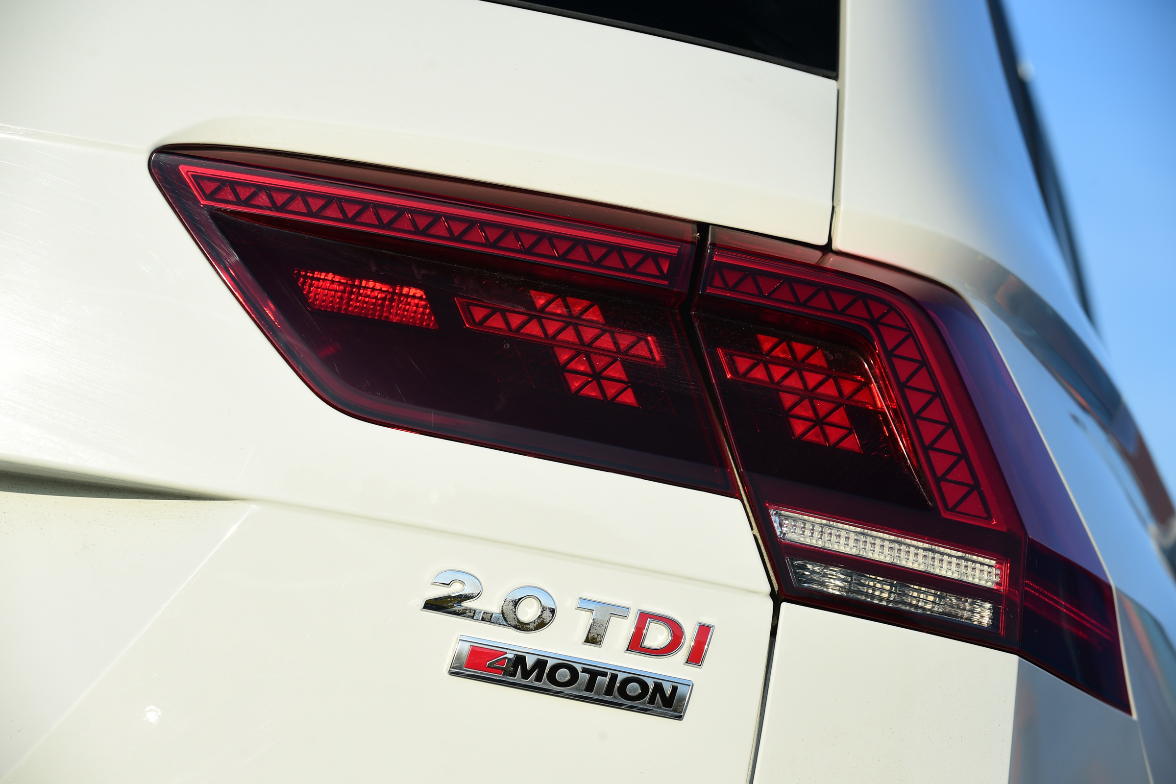 Volkswagen Tiguan SE L - rear light