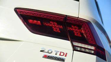 Volkswagen Tiguan SE L - rear light