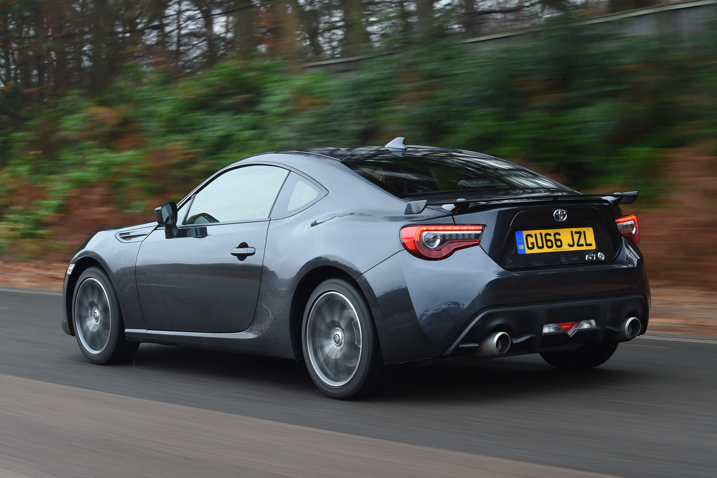 Toyota GT 86 2017 facelift - rear tracking