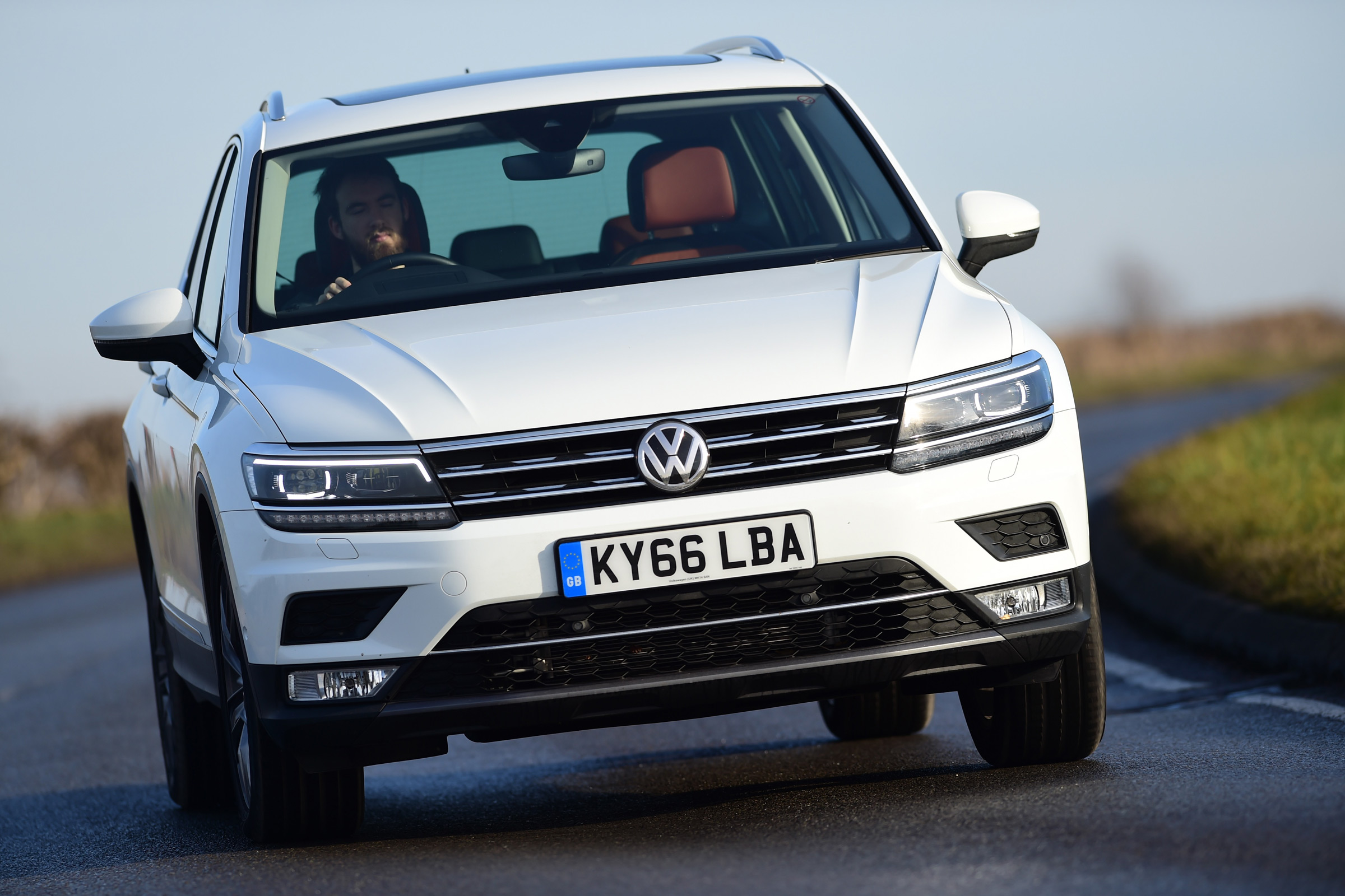 Volkswagen Tiguan SE L - front cornering