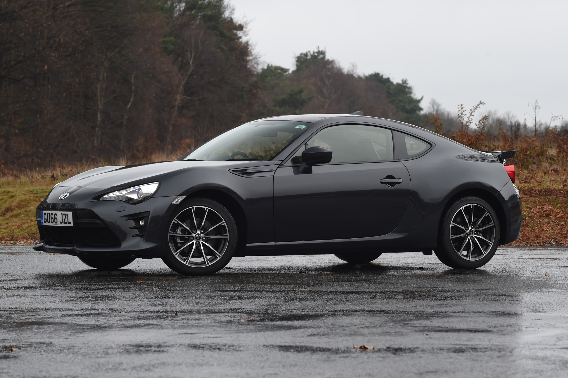 Toyota GT 86 2017 facelift - front quarter