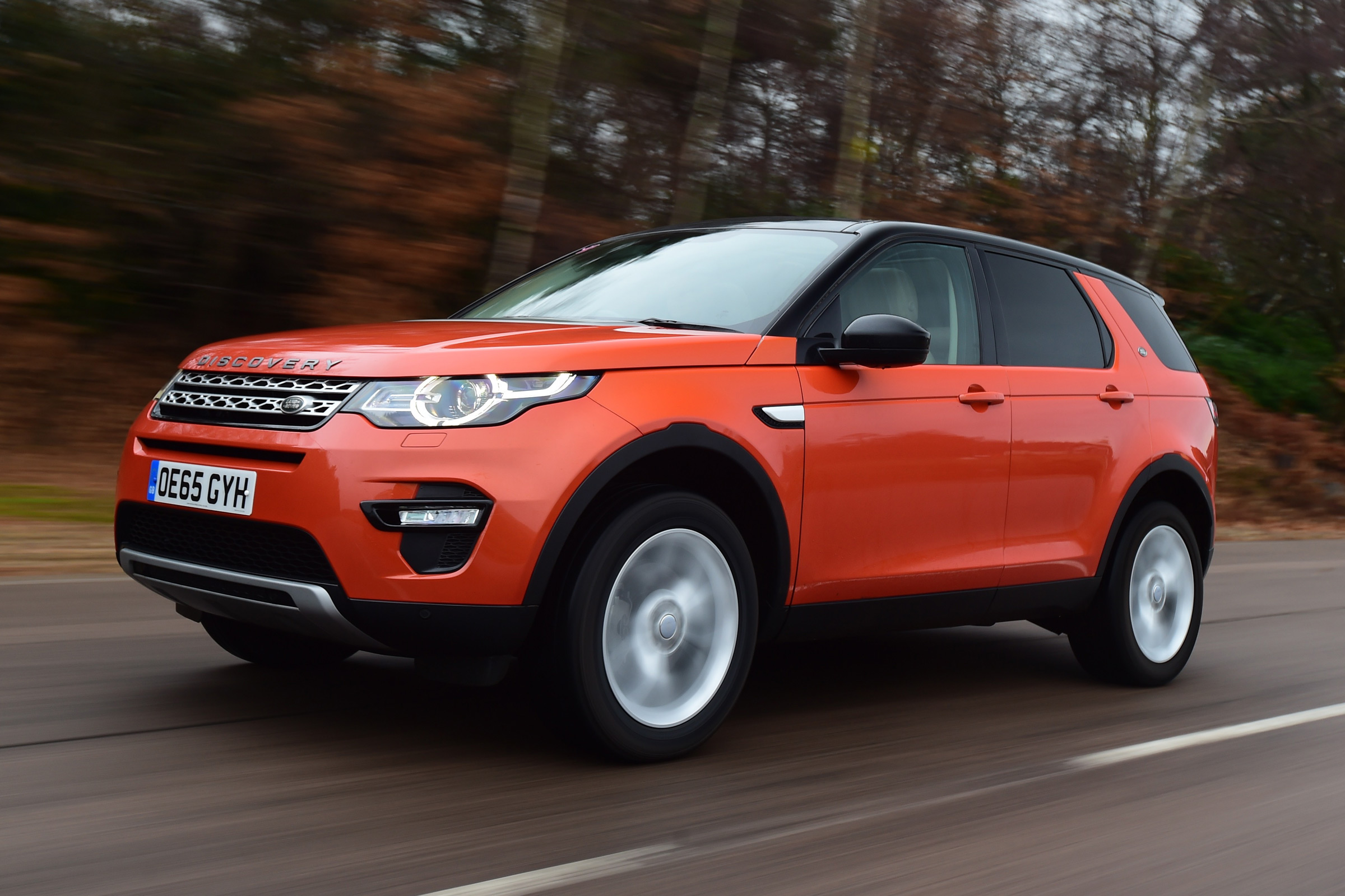 Land Rover Discovery Sport - front tracking