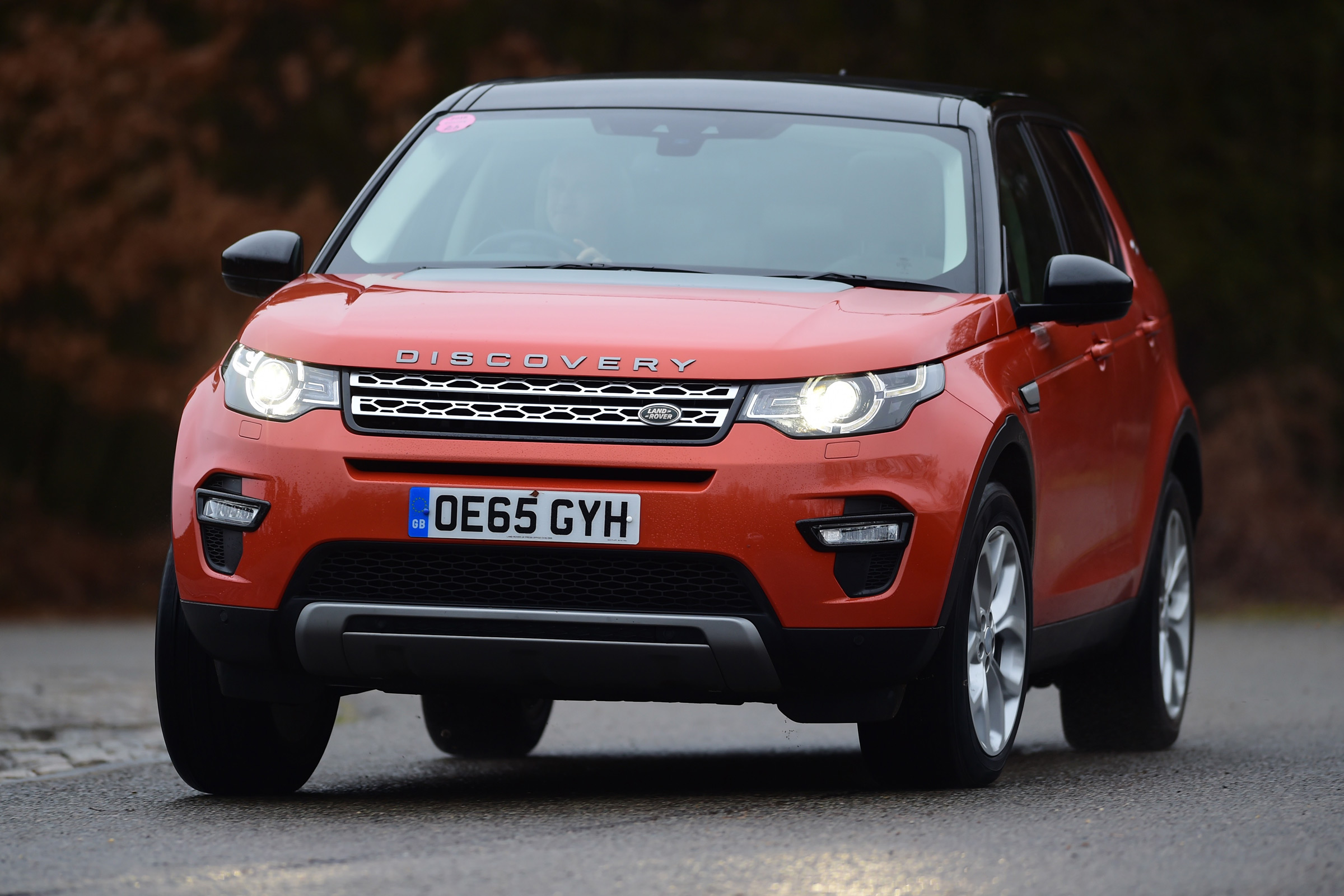 Land Rover Discovery Sport - front cornering