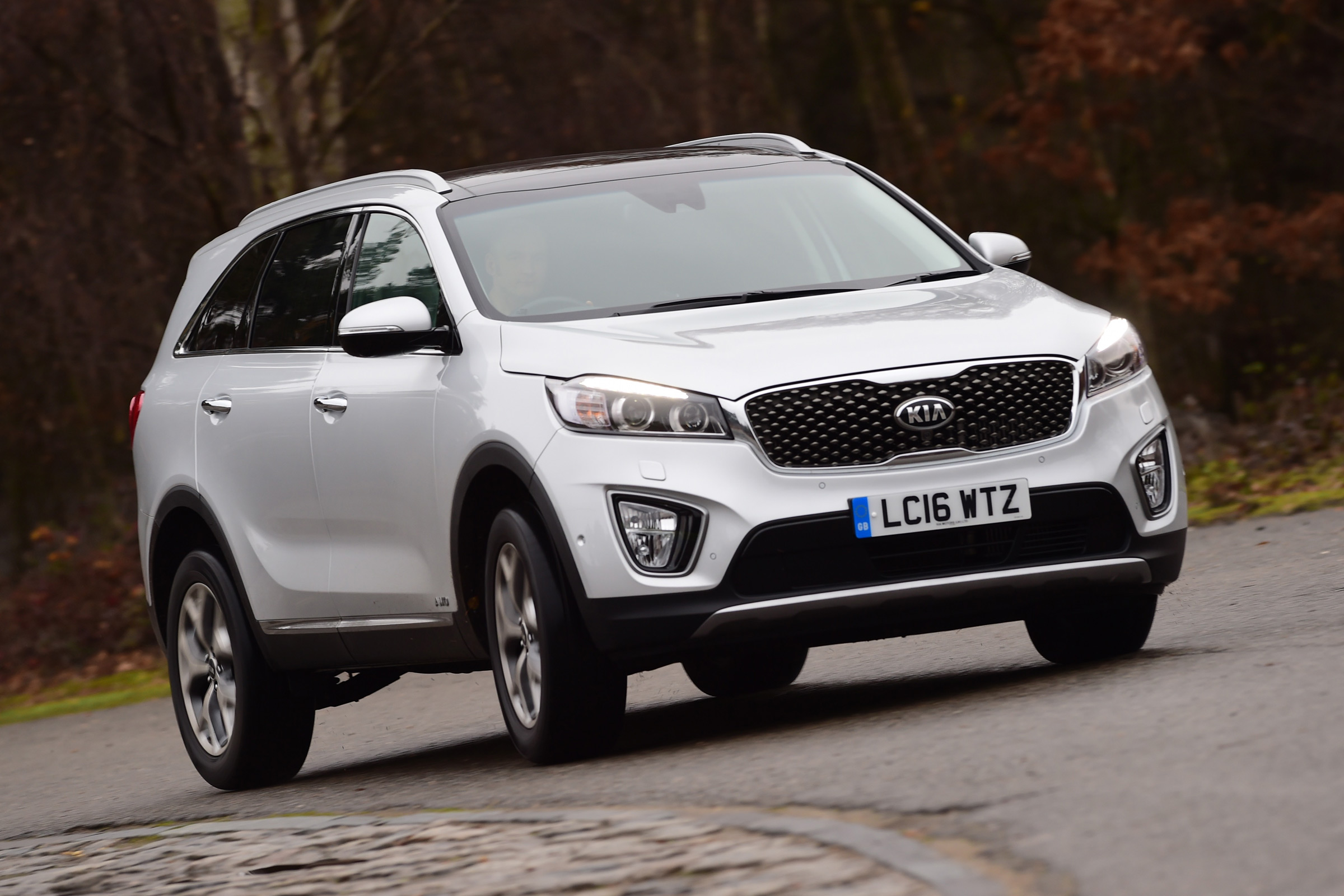 Kia Sorento - front cornering