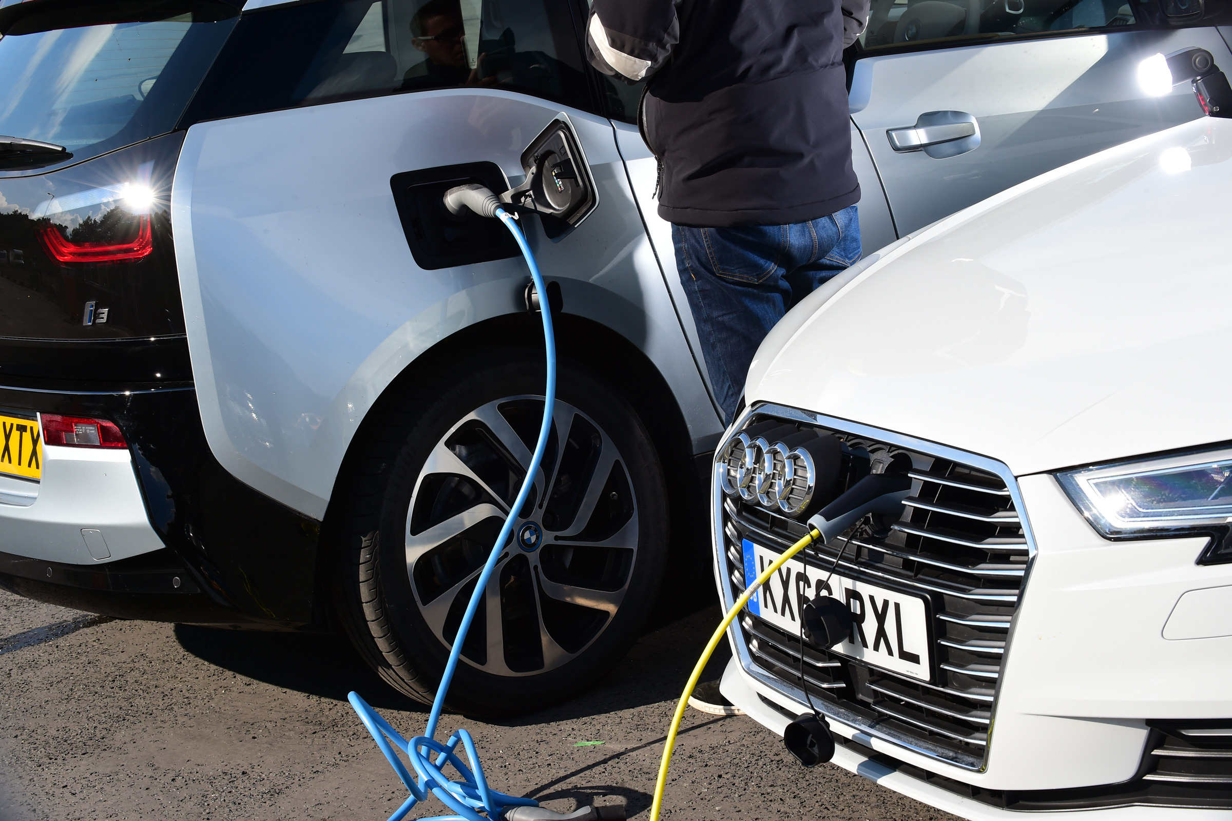 BMW i3 vs Audi A3 e-tron - charging