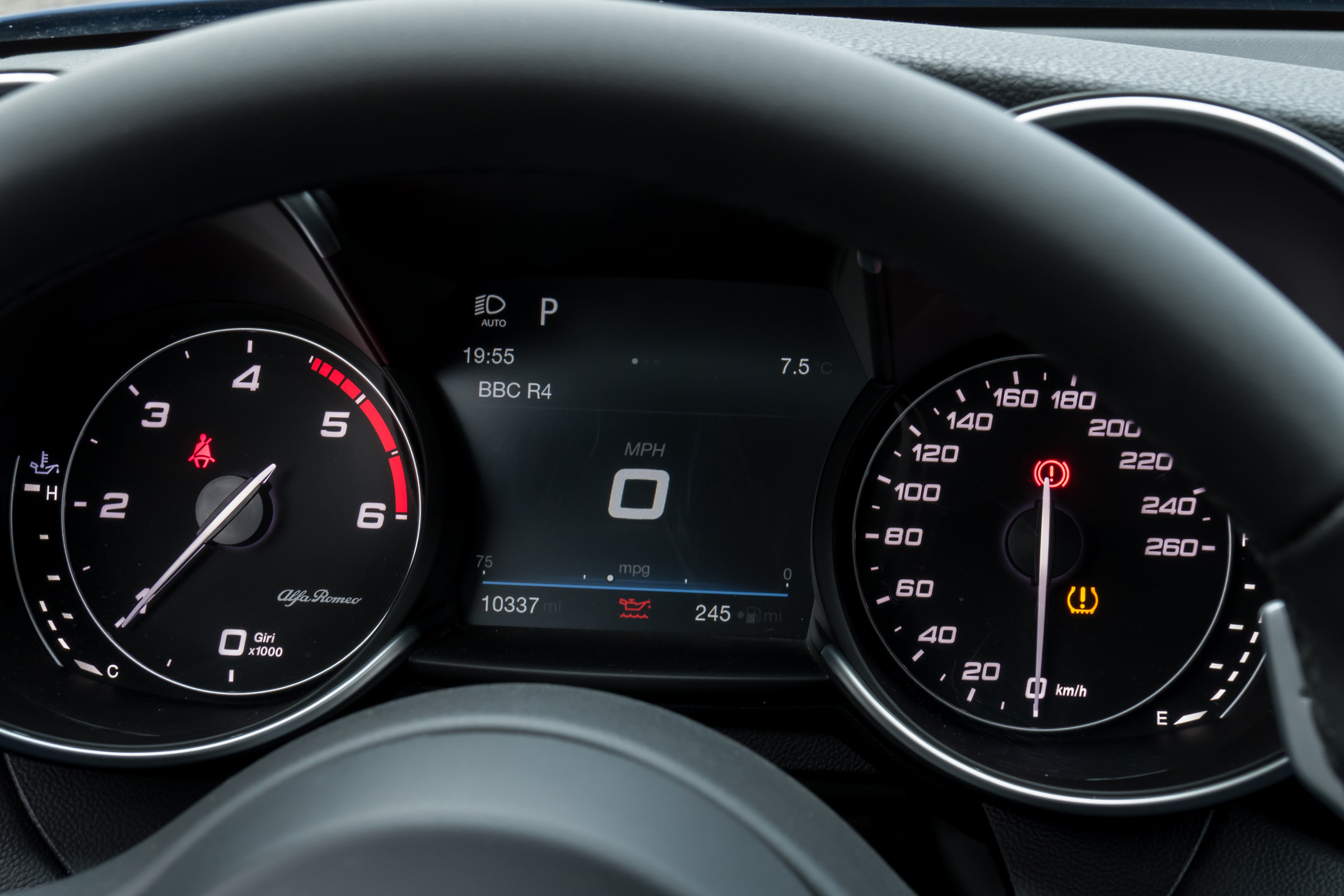 Alfa Romeo Giulia - instruments