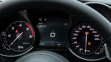 Alfa Romeo Giulia - instruments