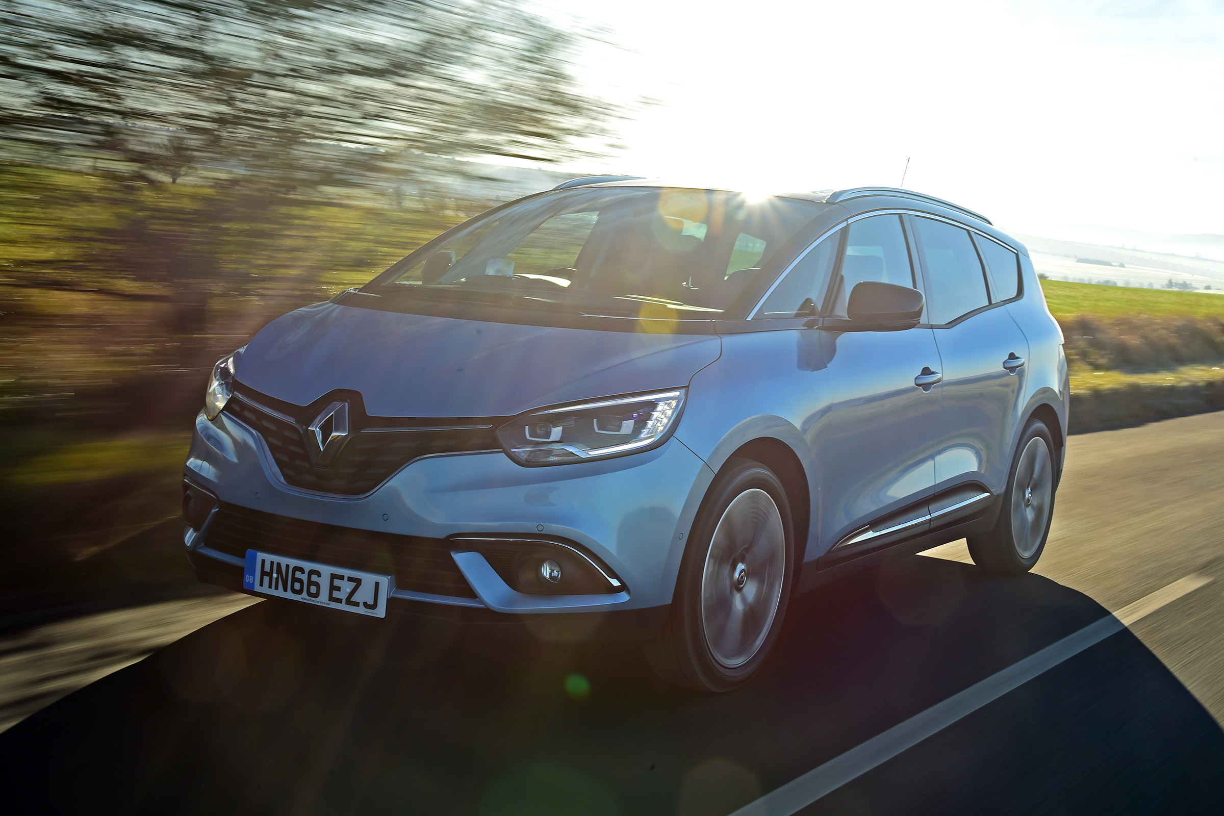 Renault Grand Scenic - front action