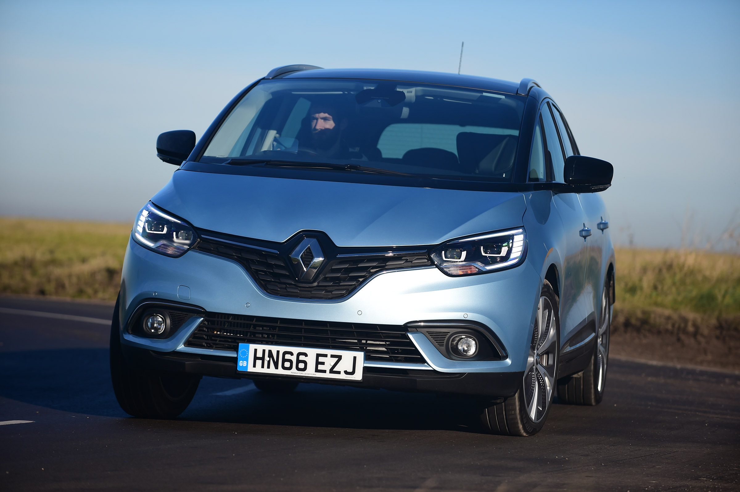 Renault Grand Scenic - front cornering