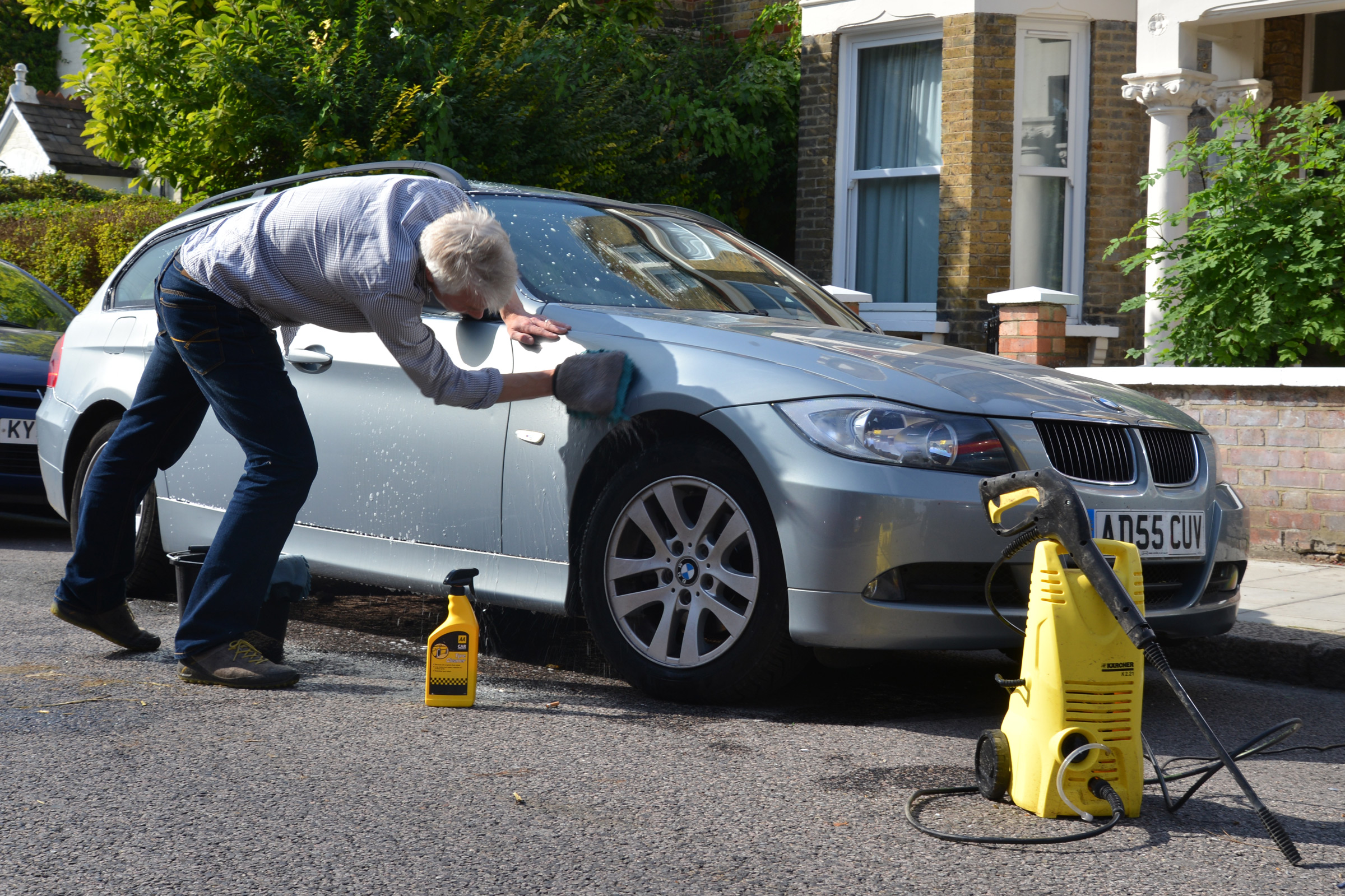 How to photograph your car for sale - cleaning