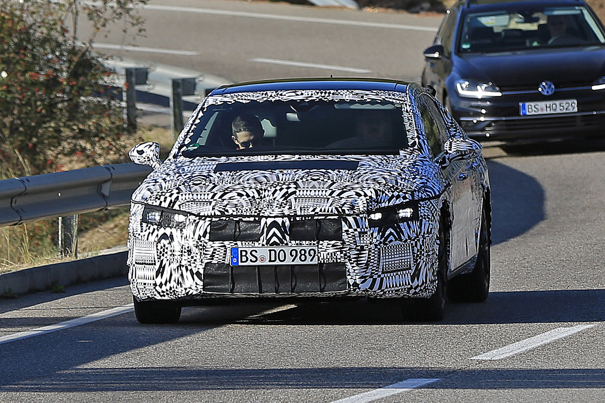 VW Arteon 2017 spy shot 3