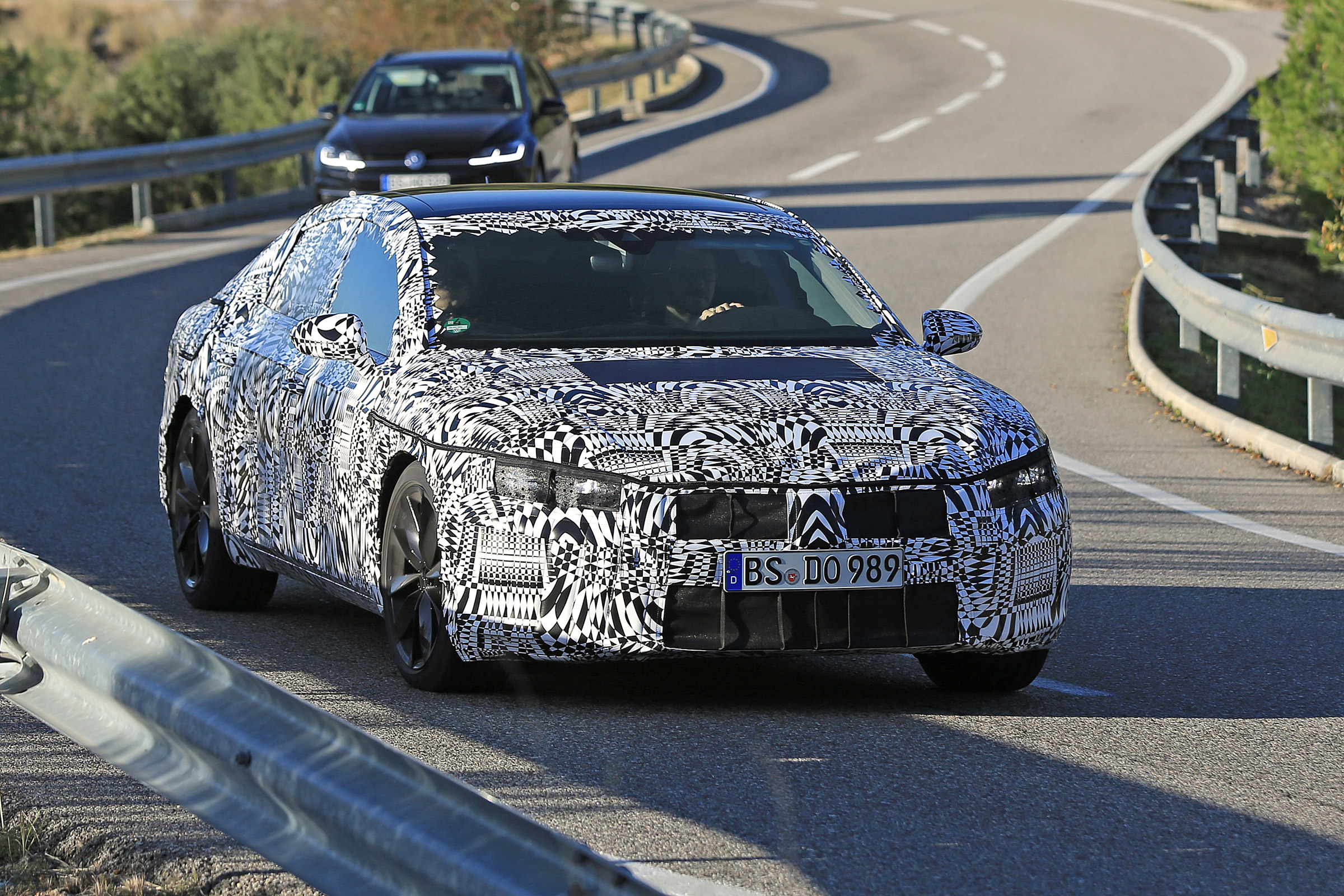 VW Arteon 2017 spy shot 8