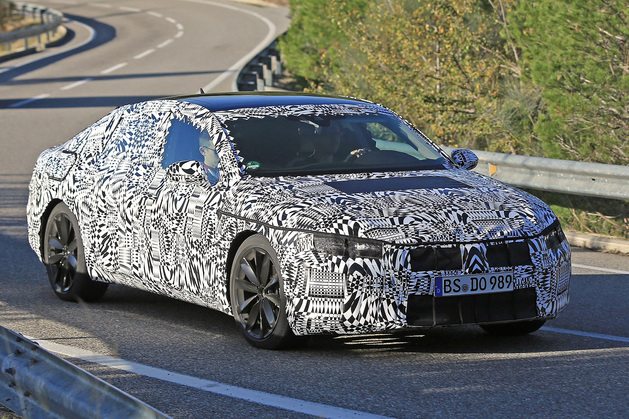 VW Arteon 2017 spy shot 1