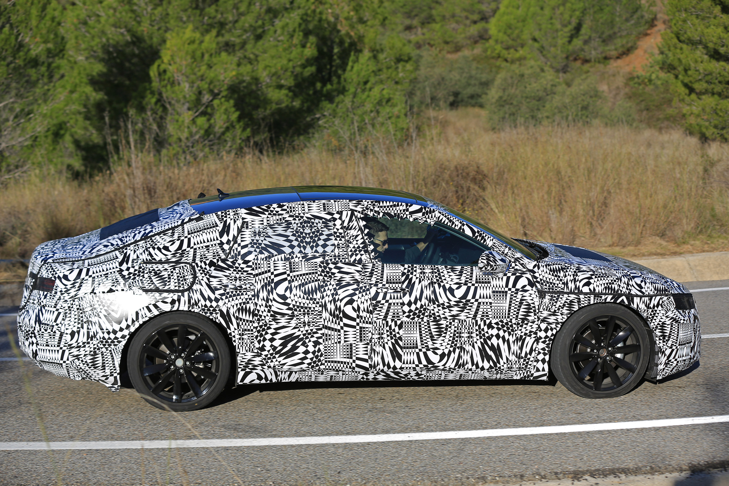 VW Arteon 2017 spy shot 11