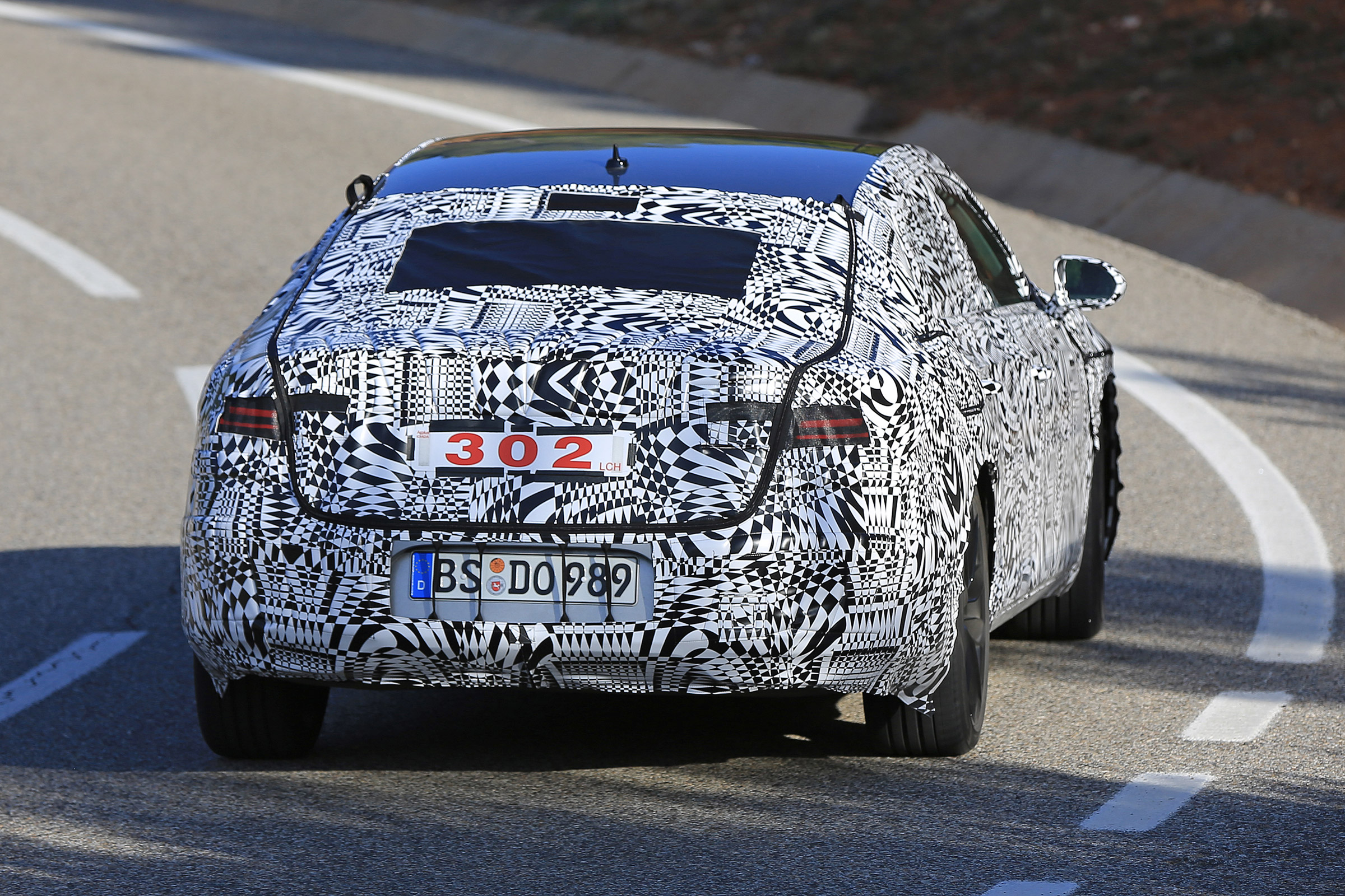 VW Arteon 2017 spy shot 12