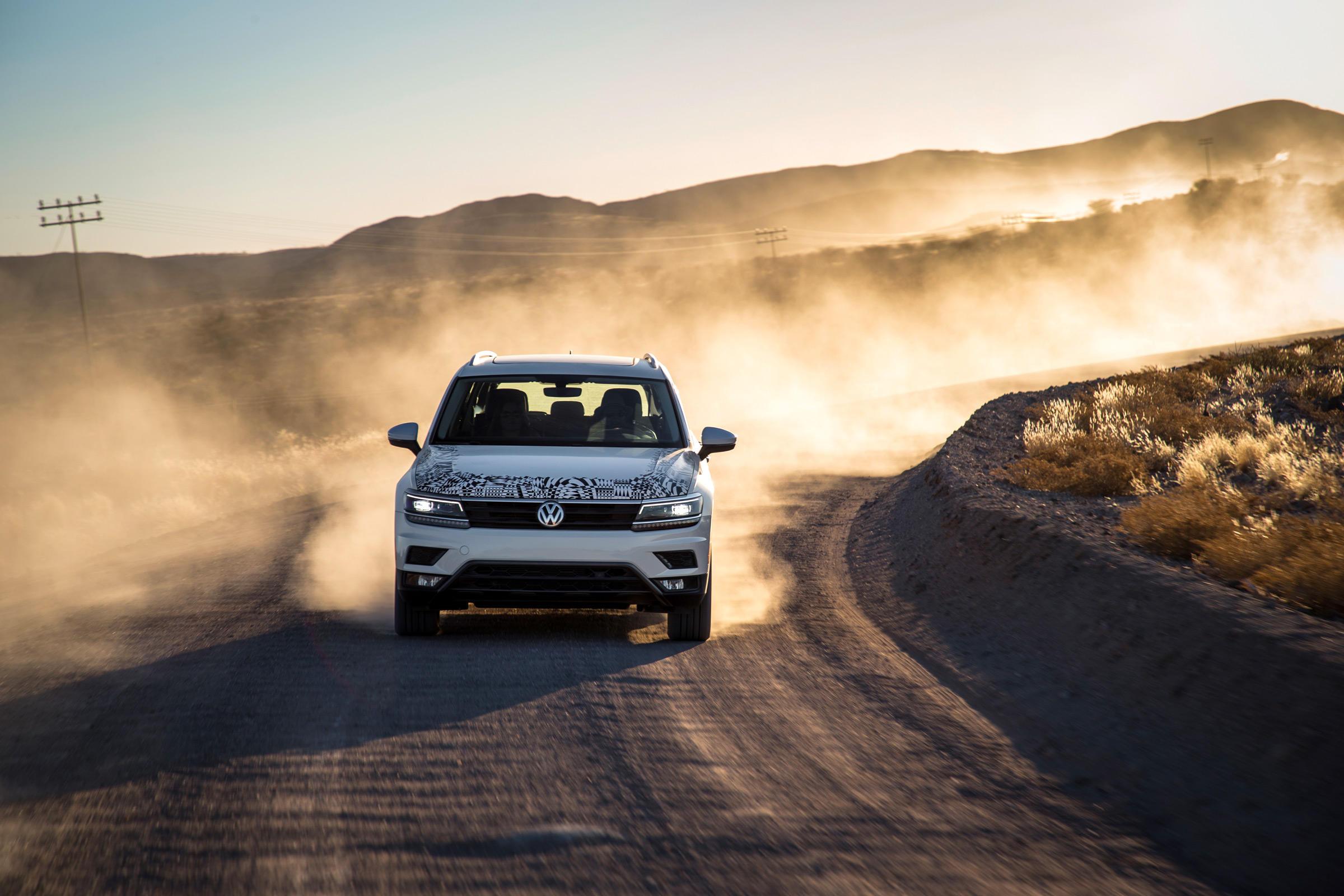 Volkswagen Tiguan LWB prototype - front cornering 2