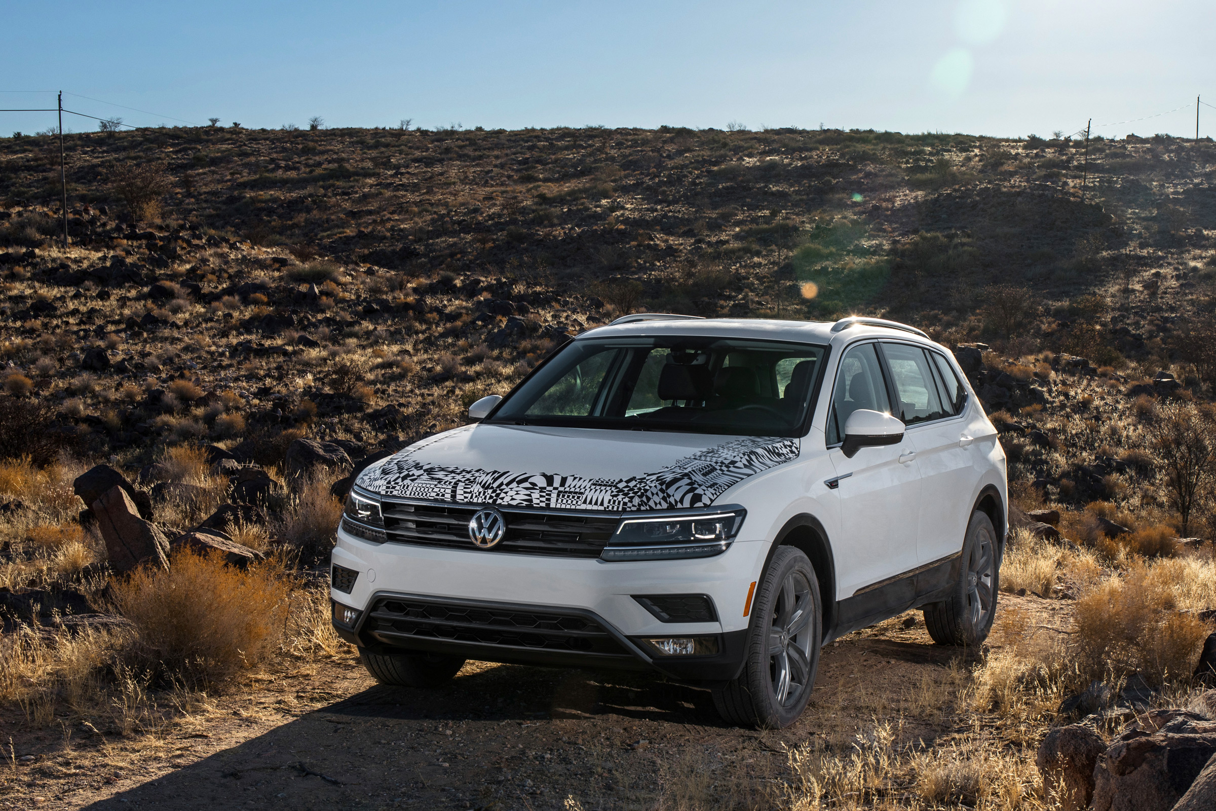 Volkswagen Tiguan LWB prototype - front quarter