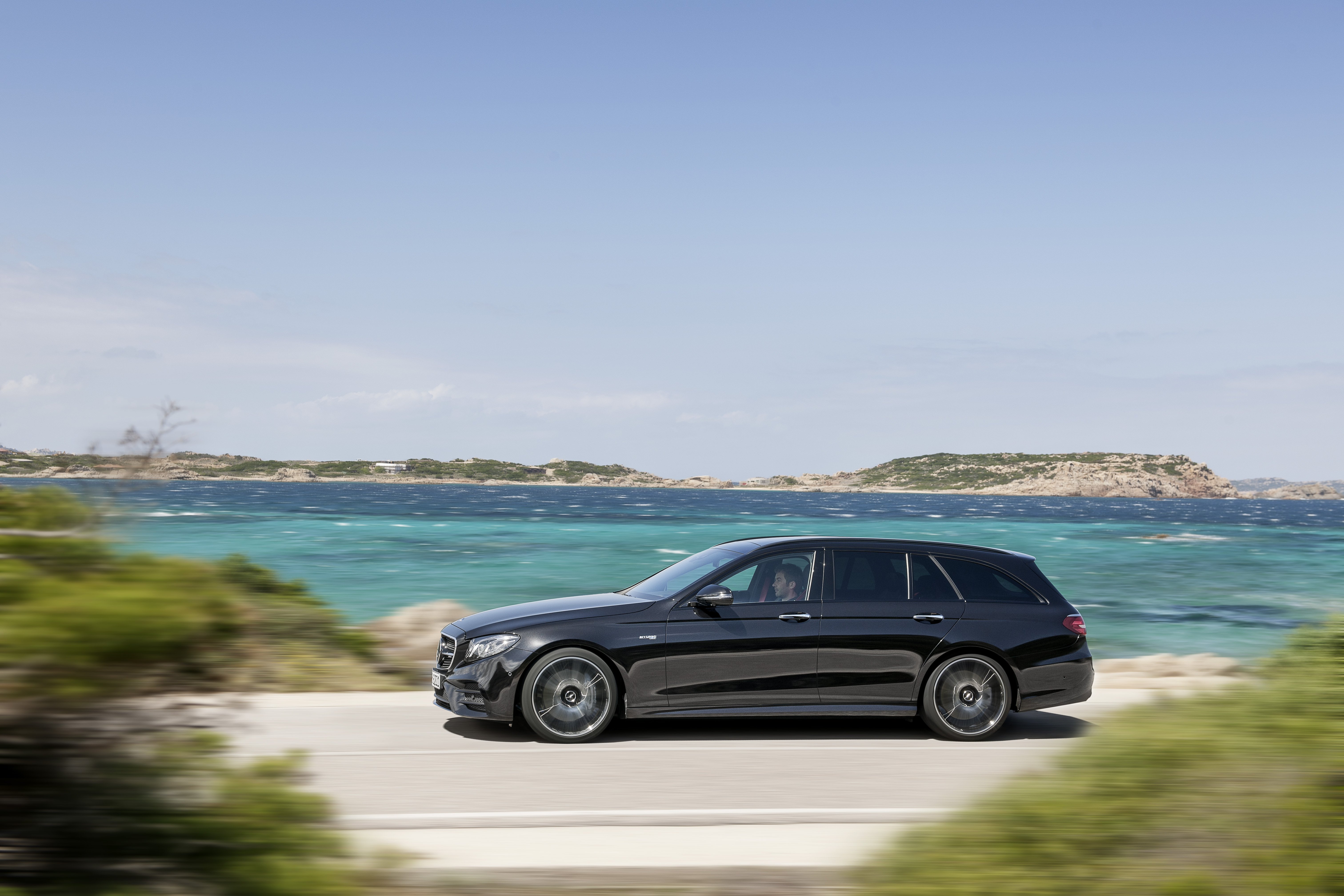 Mercedes-AMG E 43 Estate - side tracking
