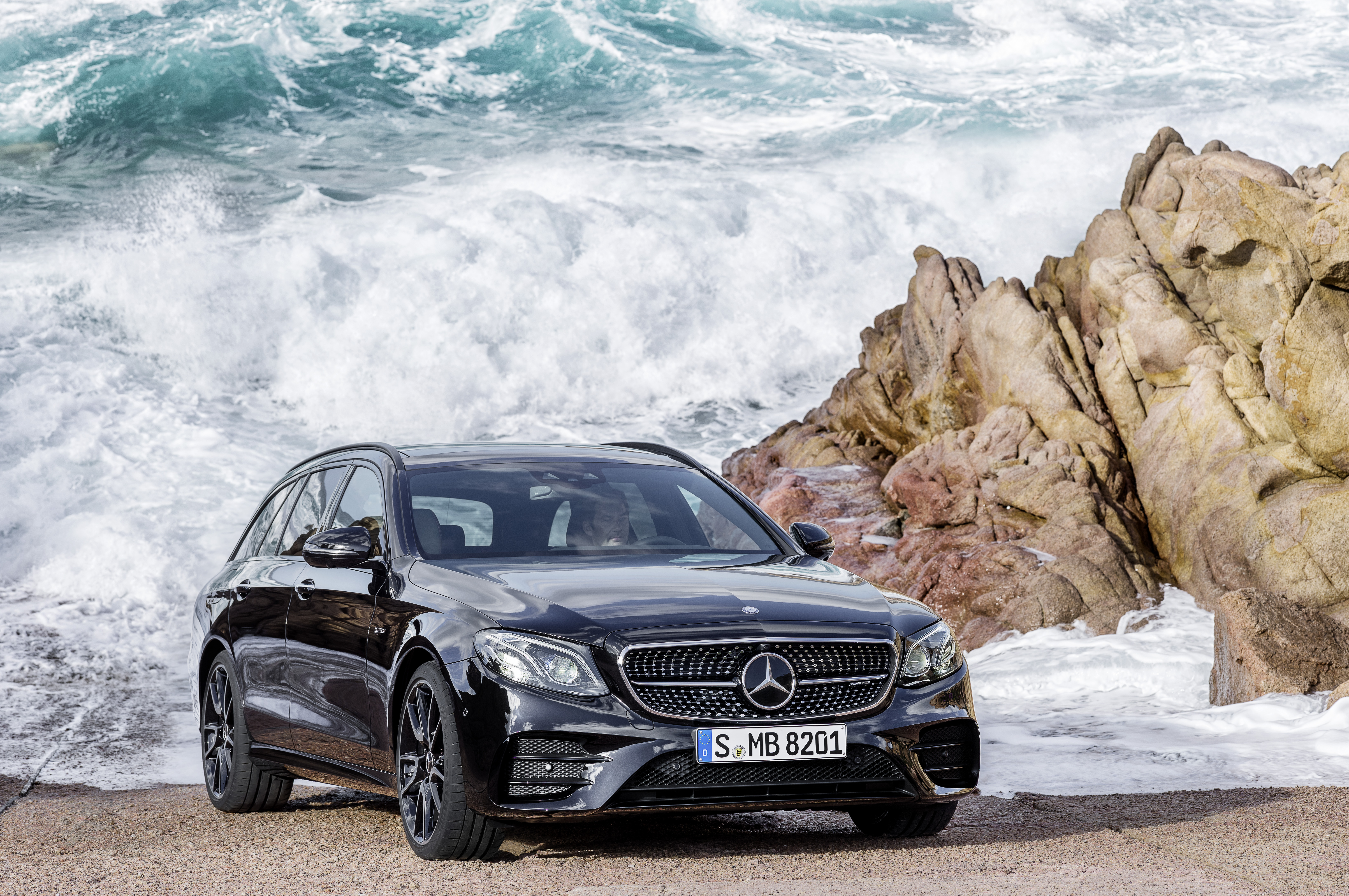 Mercedes-AMG E 43 Estate - front quarter