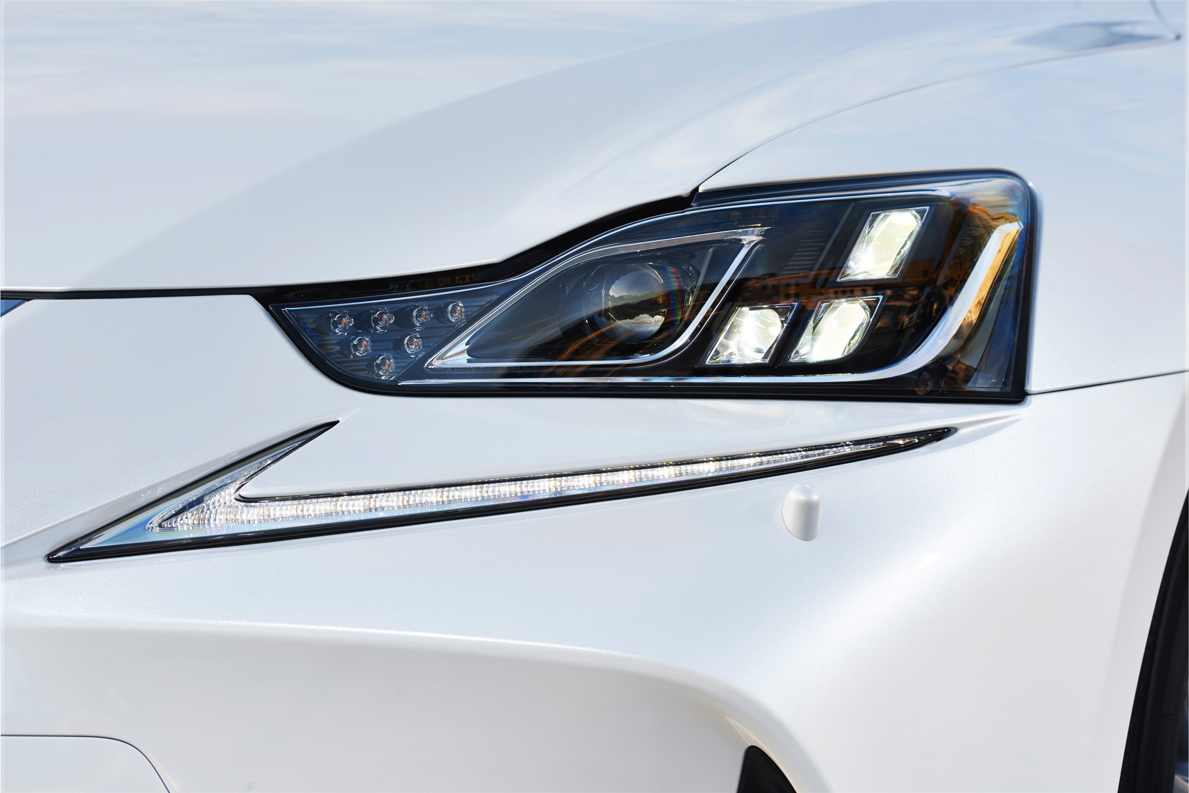 Lexus IS 2017 - headlight