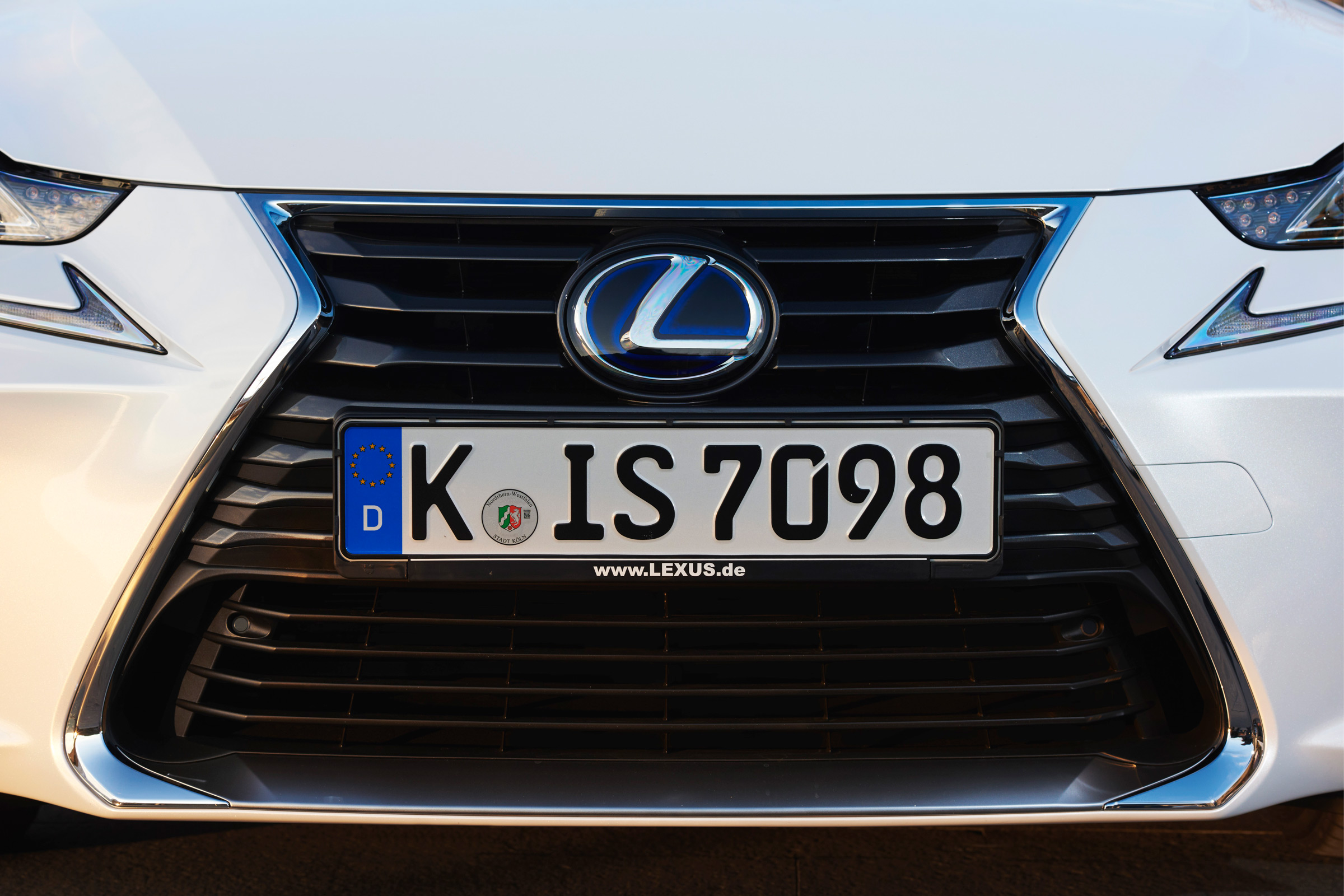 Lexus IS 2017 - front grille