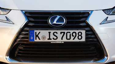Lexus IS 2017 - front grille