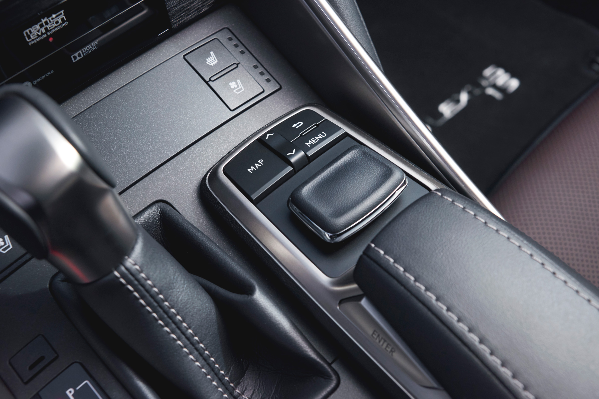 Lexus IS 2017 - centre console