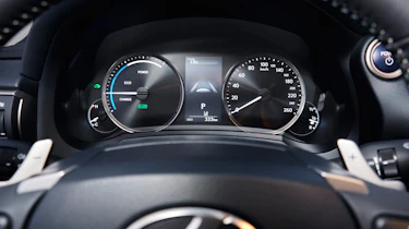 Lexus IS 2017 - instruments