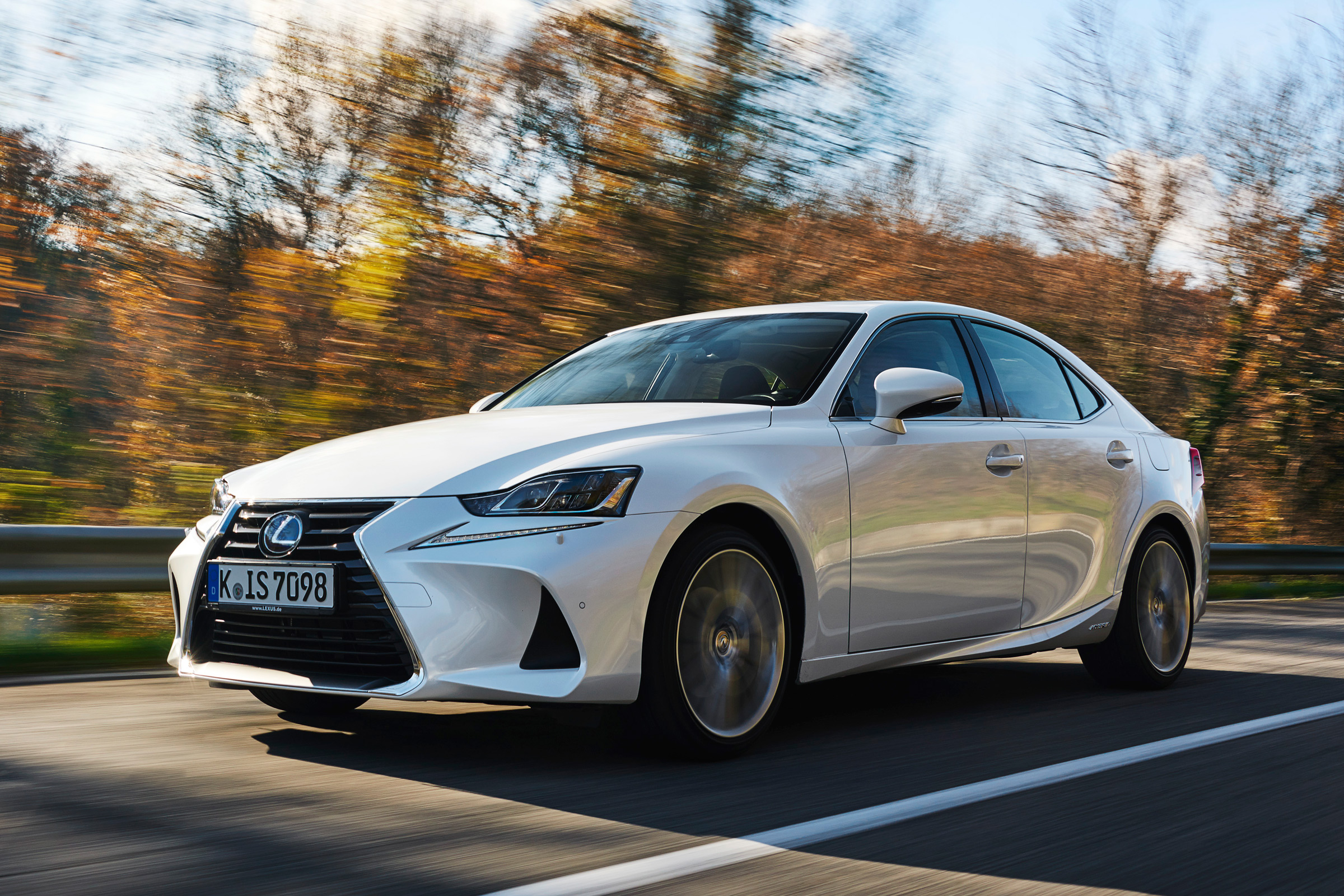 Lexus IS 2017 - front tracking 2