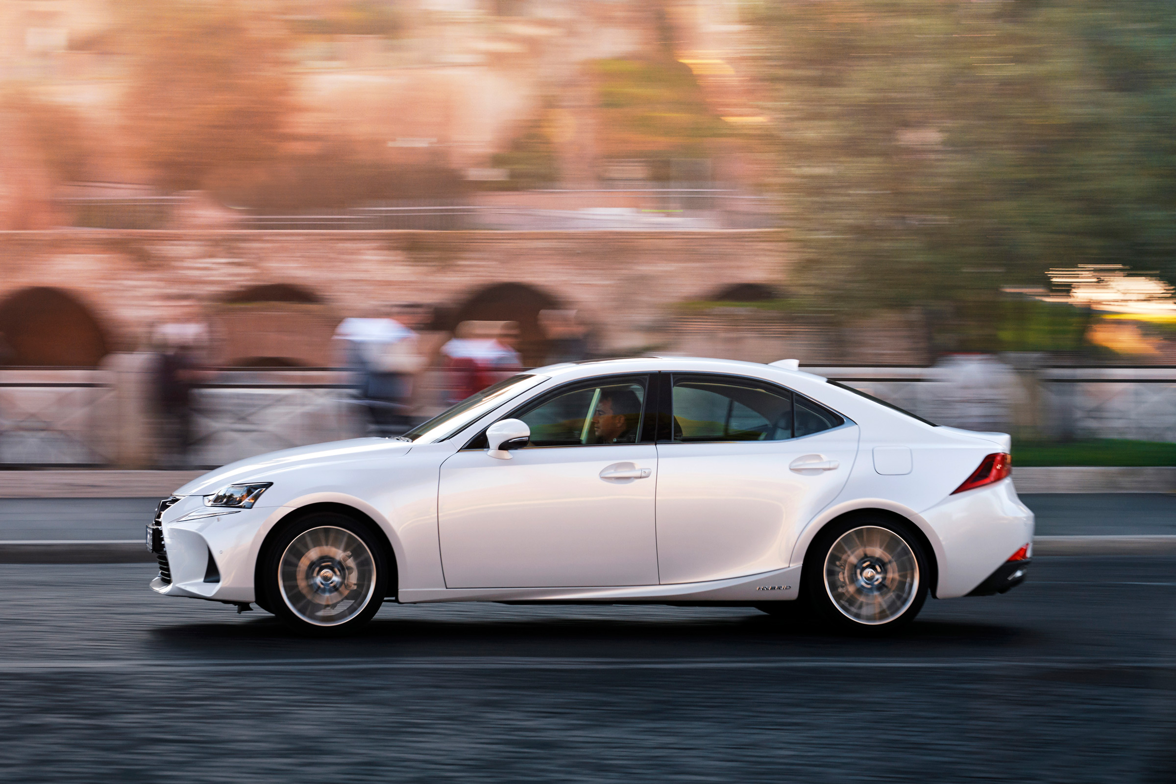 Lexus IS 2017 - side tracking